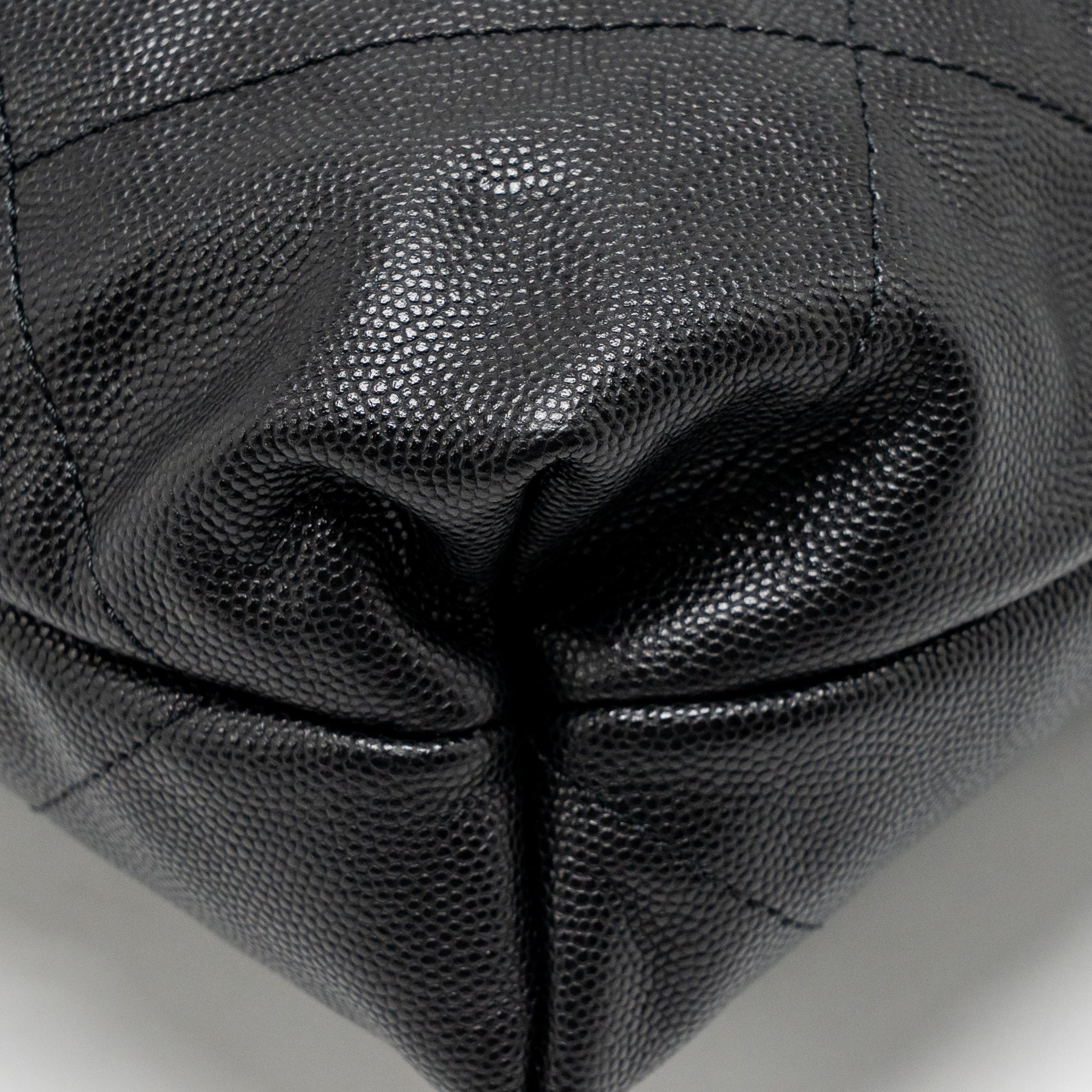 CHANEL MEDIUM 22 BAG CAVIAR BLACK GHW (MICROCHIP)