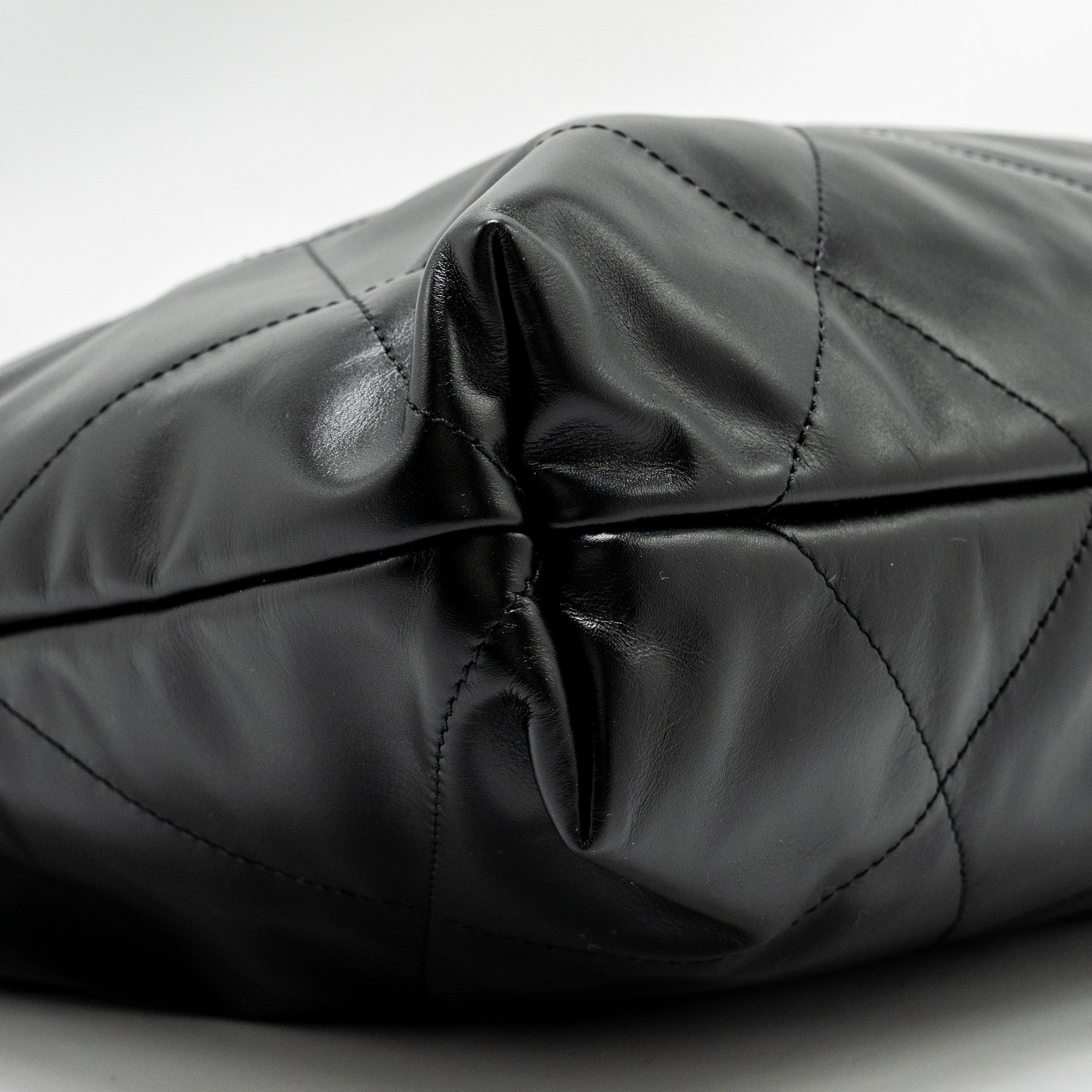 CHANEL MEDIUM 22 BAG SHINY CALFSKIN BLACK GHW (MICROCHIP)