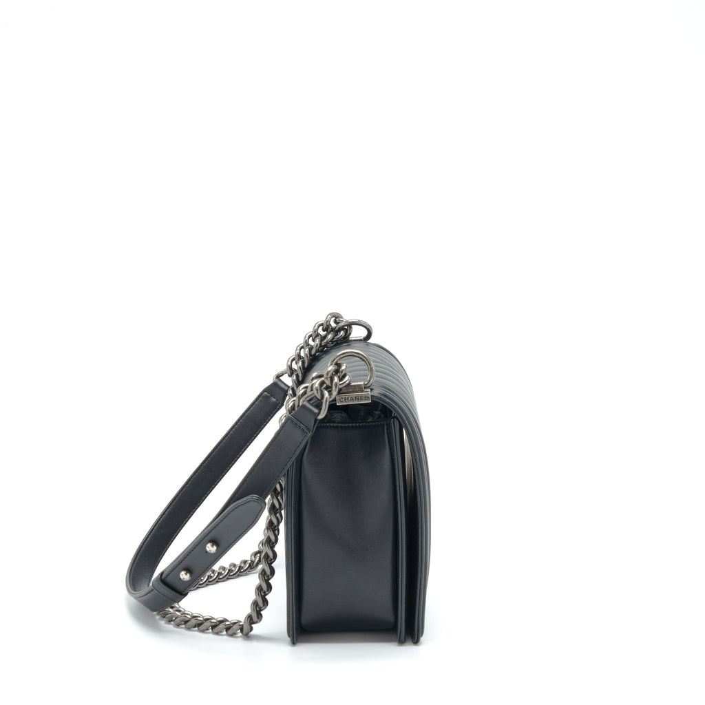 CHANEL NEW MEDIUM CHEVRON BOY BAG CALFSKIN BLACK RUTHENIUM HARDWARE