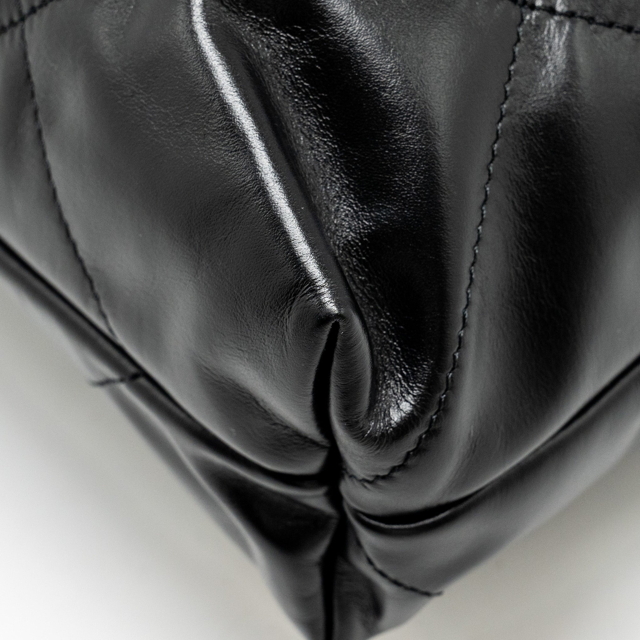 CHANEL MEDIUM 22 BAG SHINY CALFSKIN BLACK GHW (MICROCHIP)