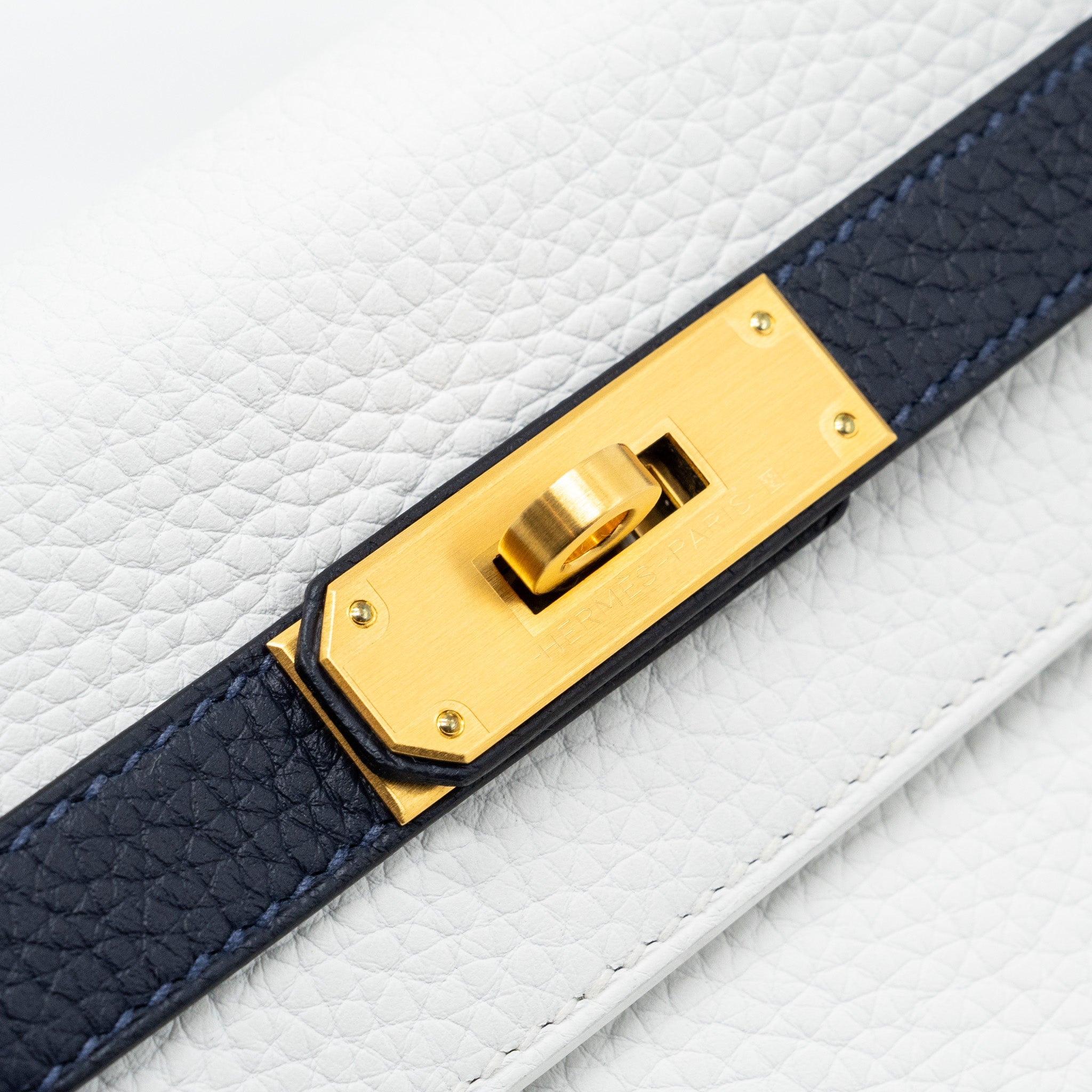 HERMES KELLY 28 SPECIAL ORDER CLEMENCE LEATHER BLANC / BLUE NUIT BRUSHED GHW