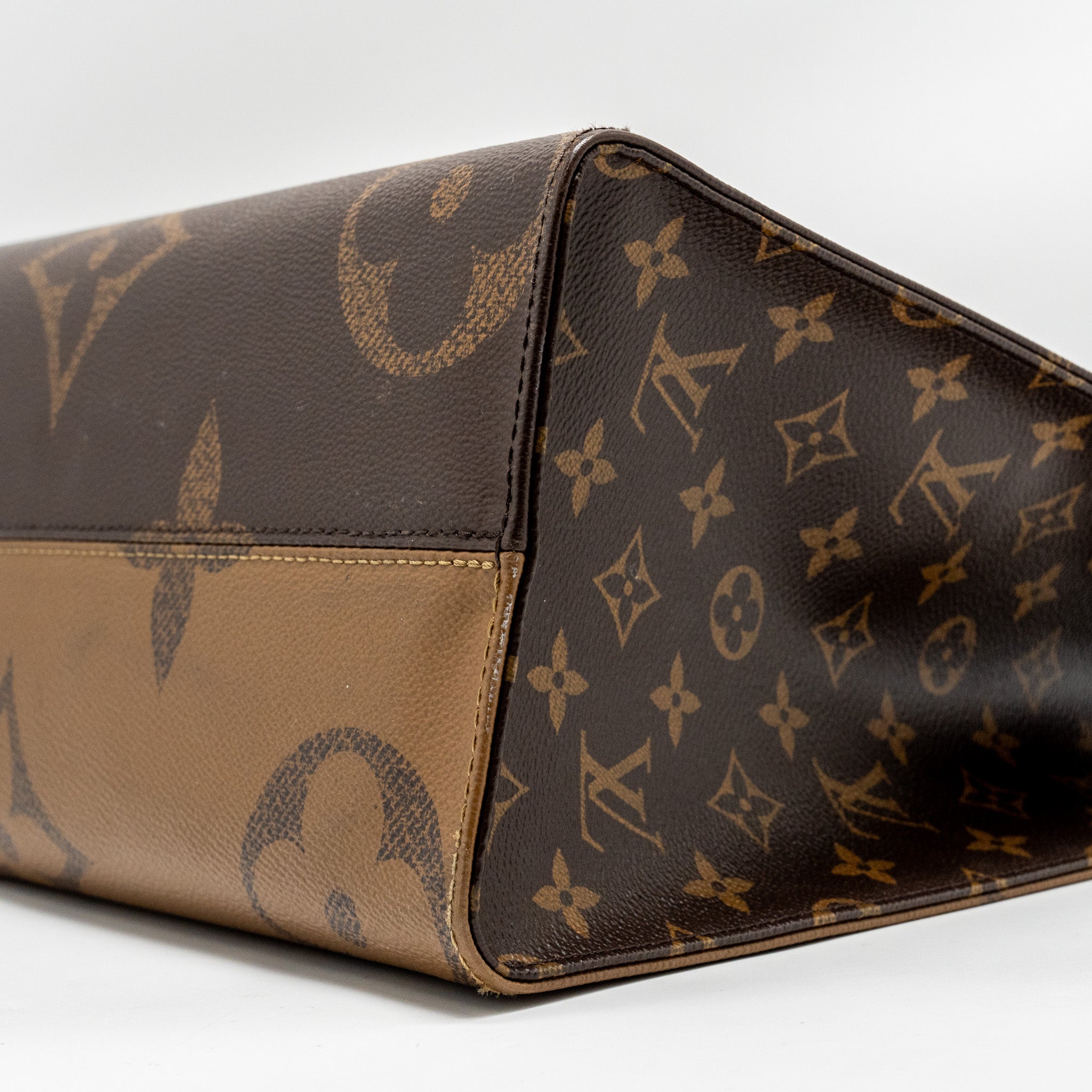 LOUIS VUITTON ONTHEGO MM MONOGRAM CANVAS GHW