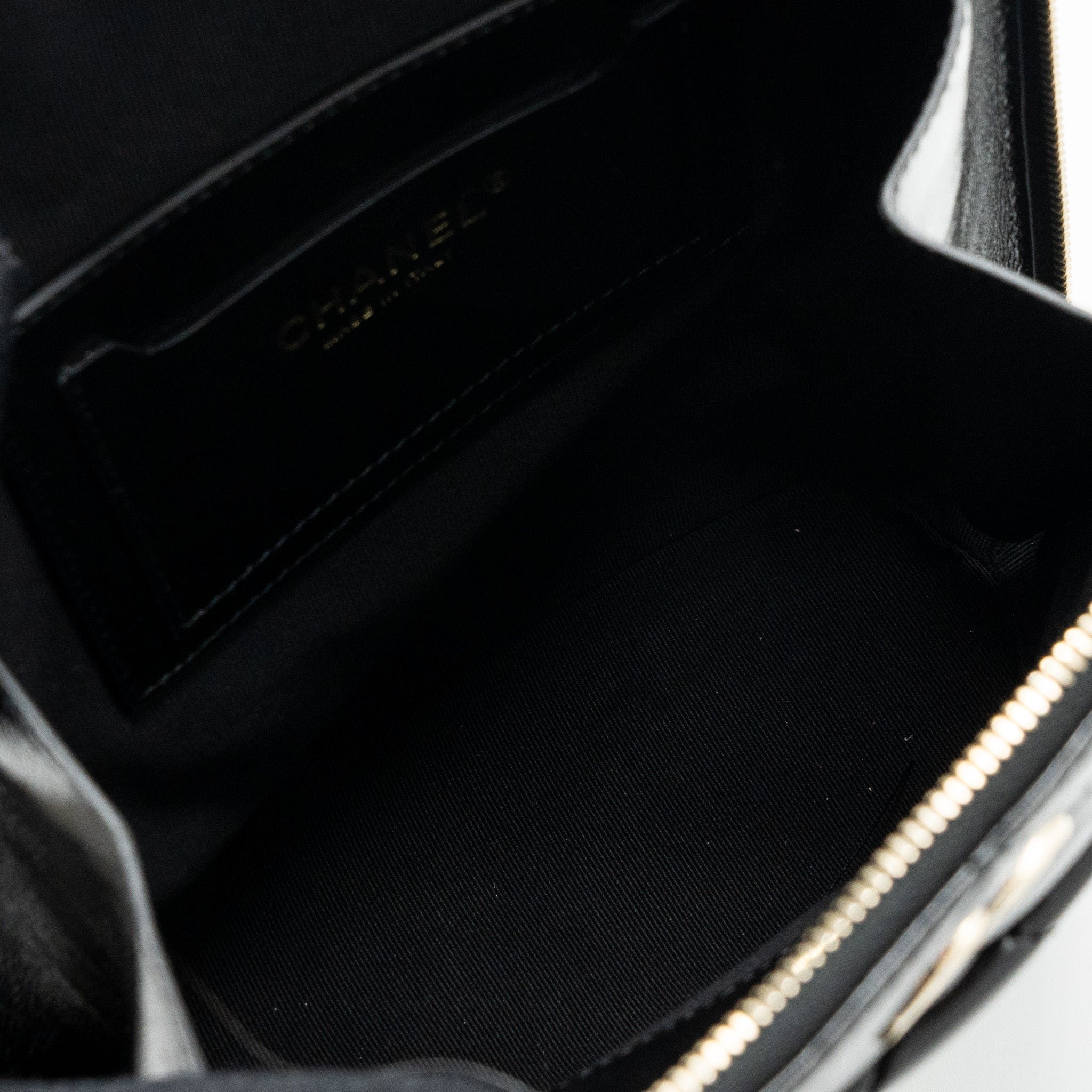 CHANEL 22A BACKPACK PATENT BLACK LGHW (MICROCHIP)