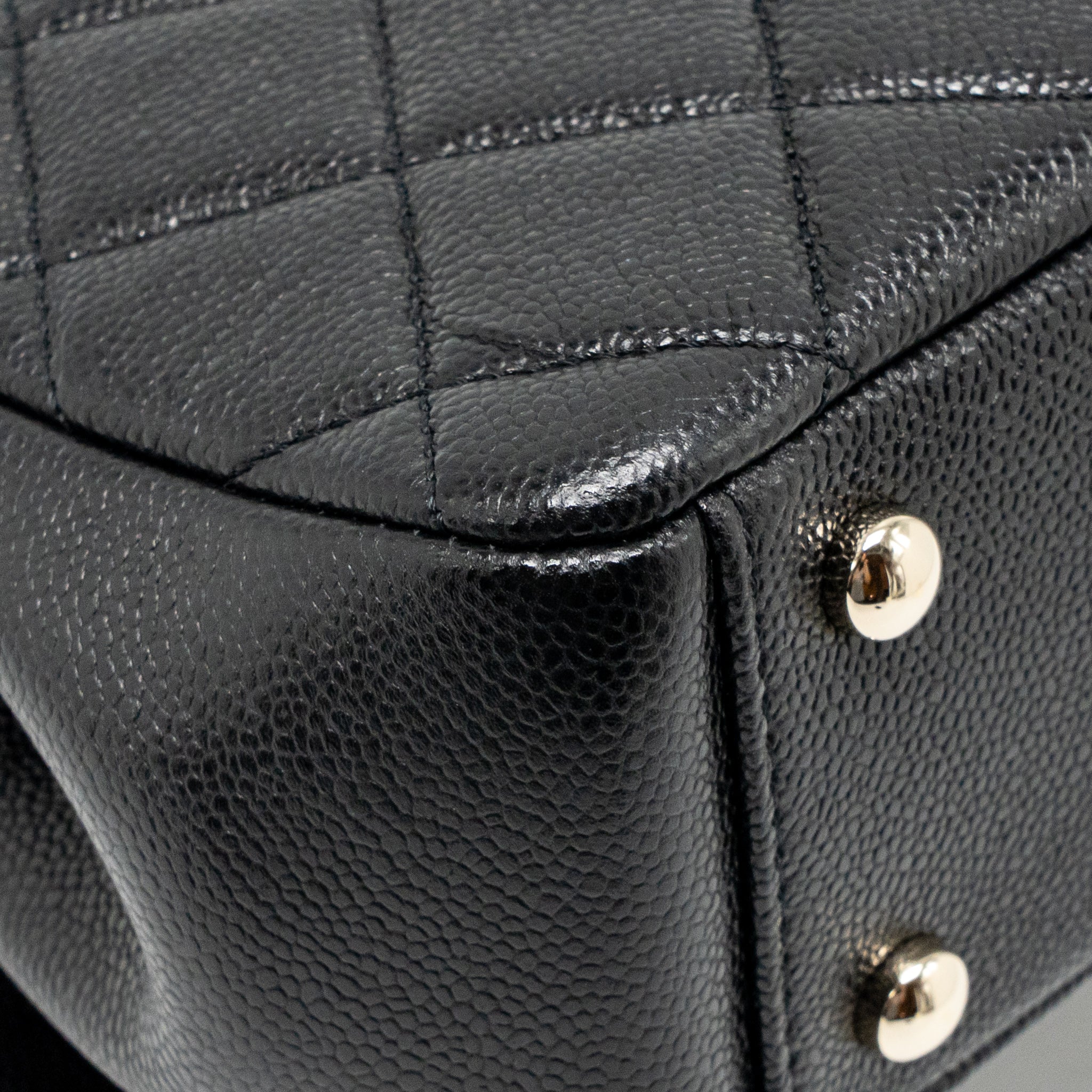 CHANEL MEDIUM BUSINESS AFFINITY CAVIAR BLACK LGHW (MICROCHIP)