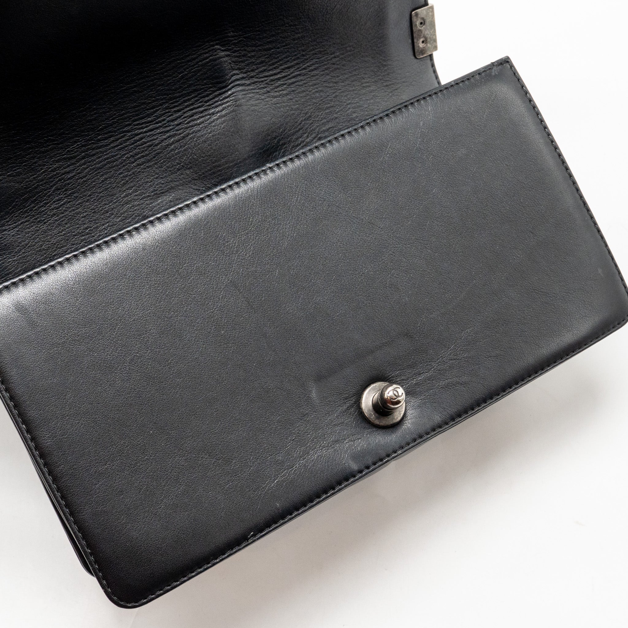 CHANEL MEDIUM BOY BAG CALFSKIN BLACK RUTHENIUM HARDWARE