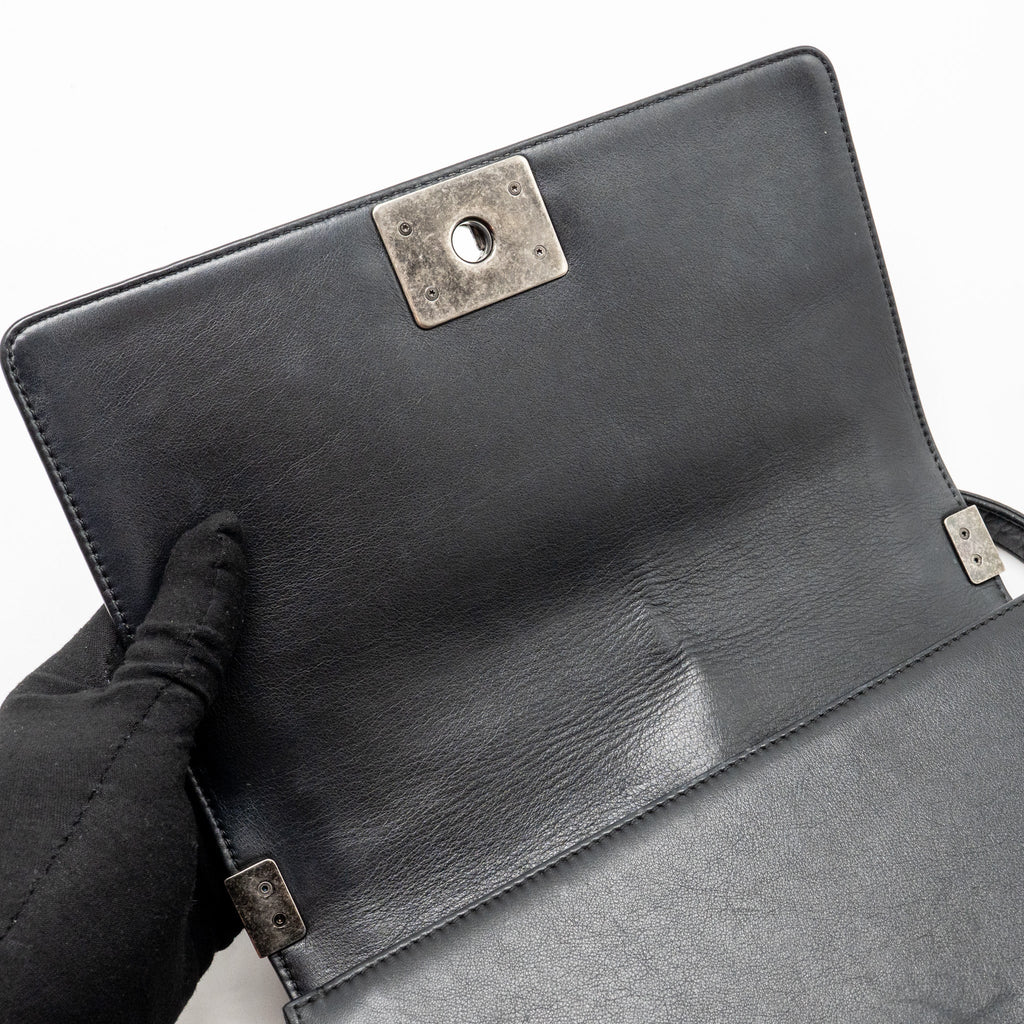 CHANEL MEDIUM BOY BAG CALFSKIN BLACK RUTHENIUM HARDWARE