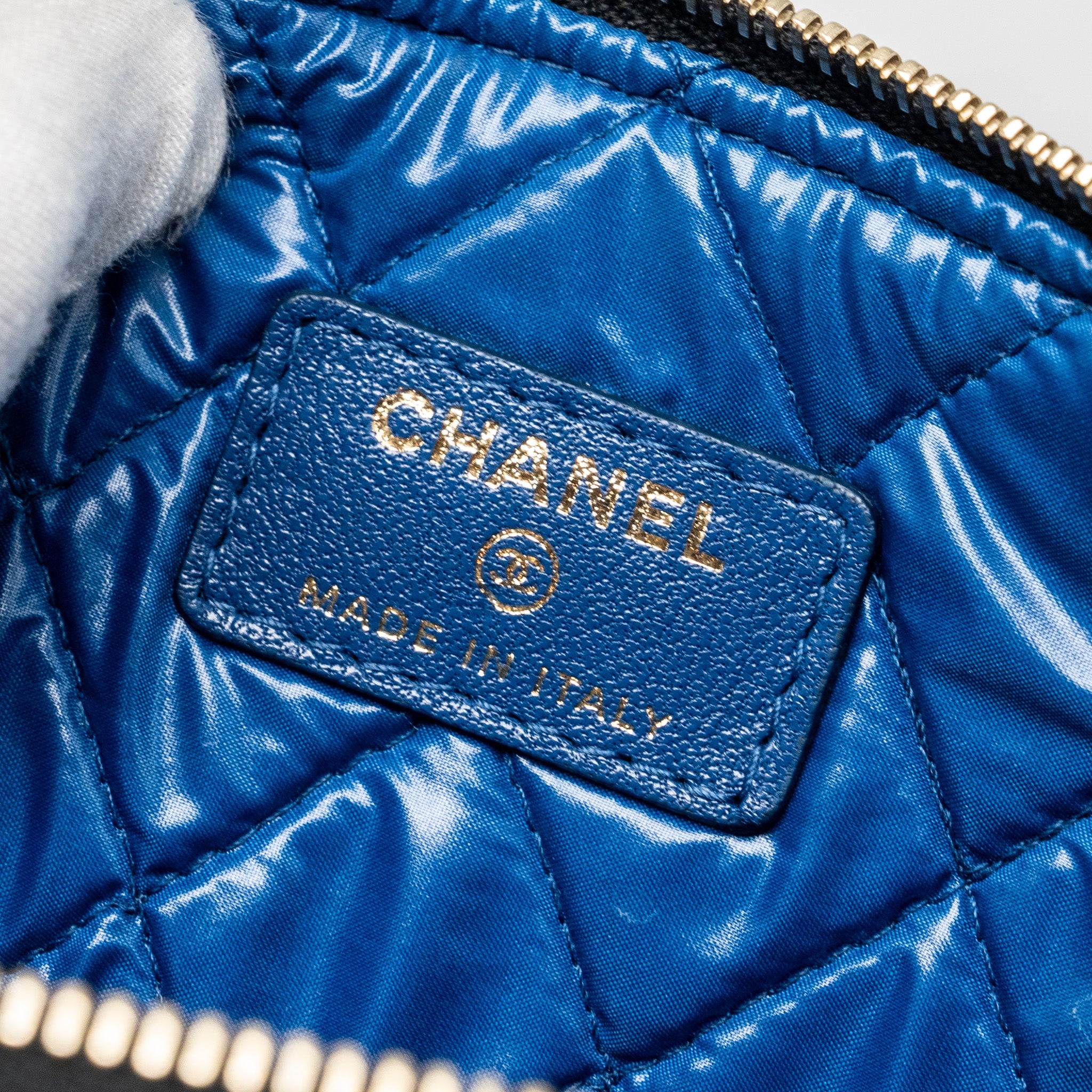 CHANEL CC LOGO QUILTED ZIP POUCH / CLUTCH SHINY SHEEPSKIN BLACK/ BLUE GHW