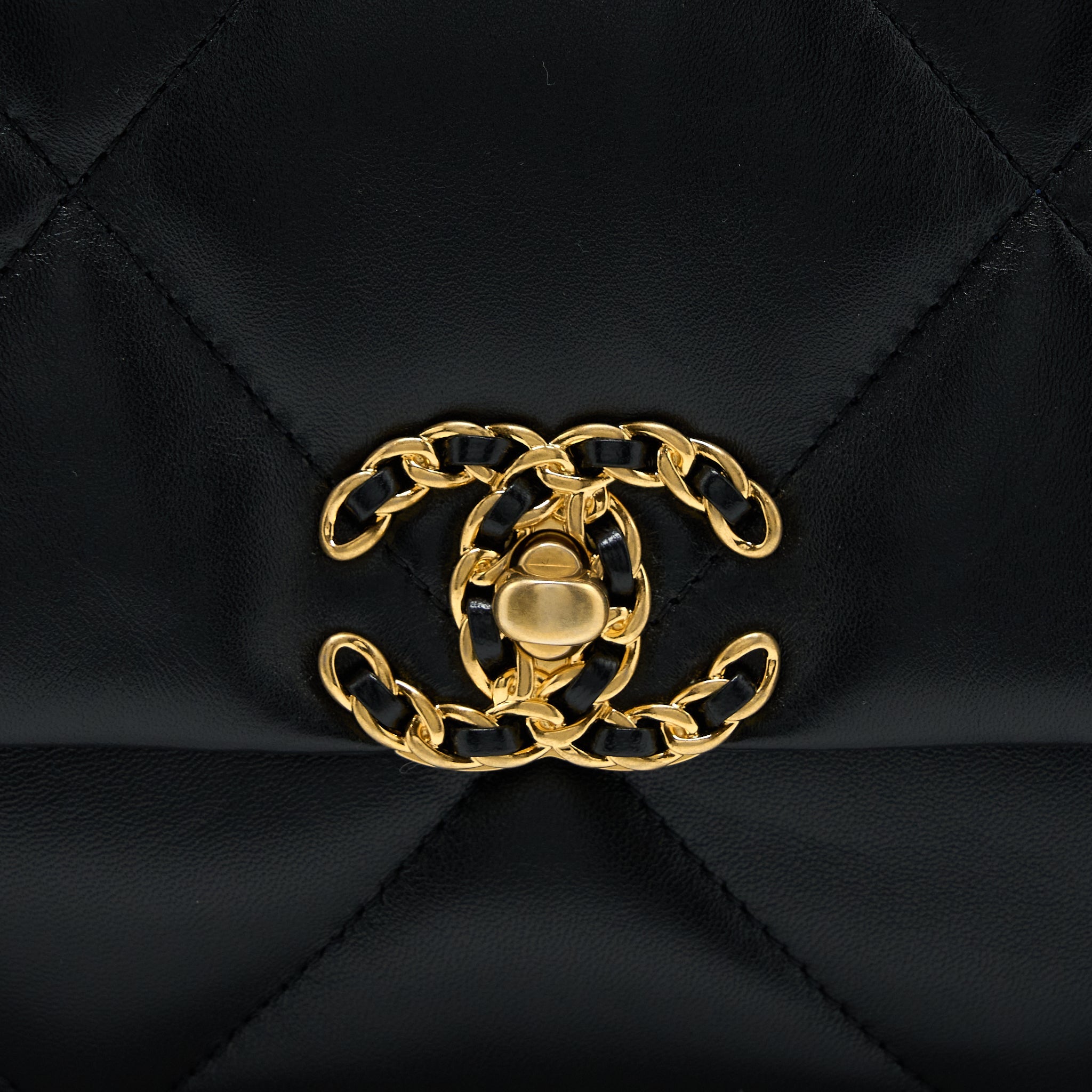 CHANEL SMALL 19 BAG LAMBSKIN BLACK MULTICOLOUR HARDWARE (MICROCHIP)