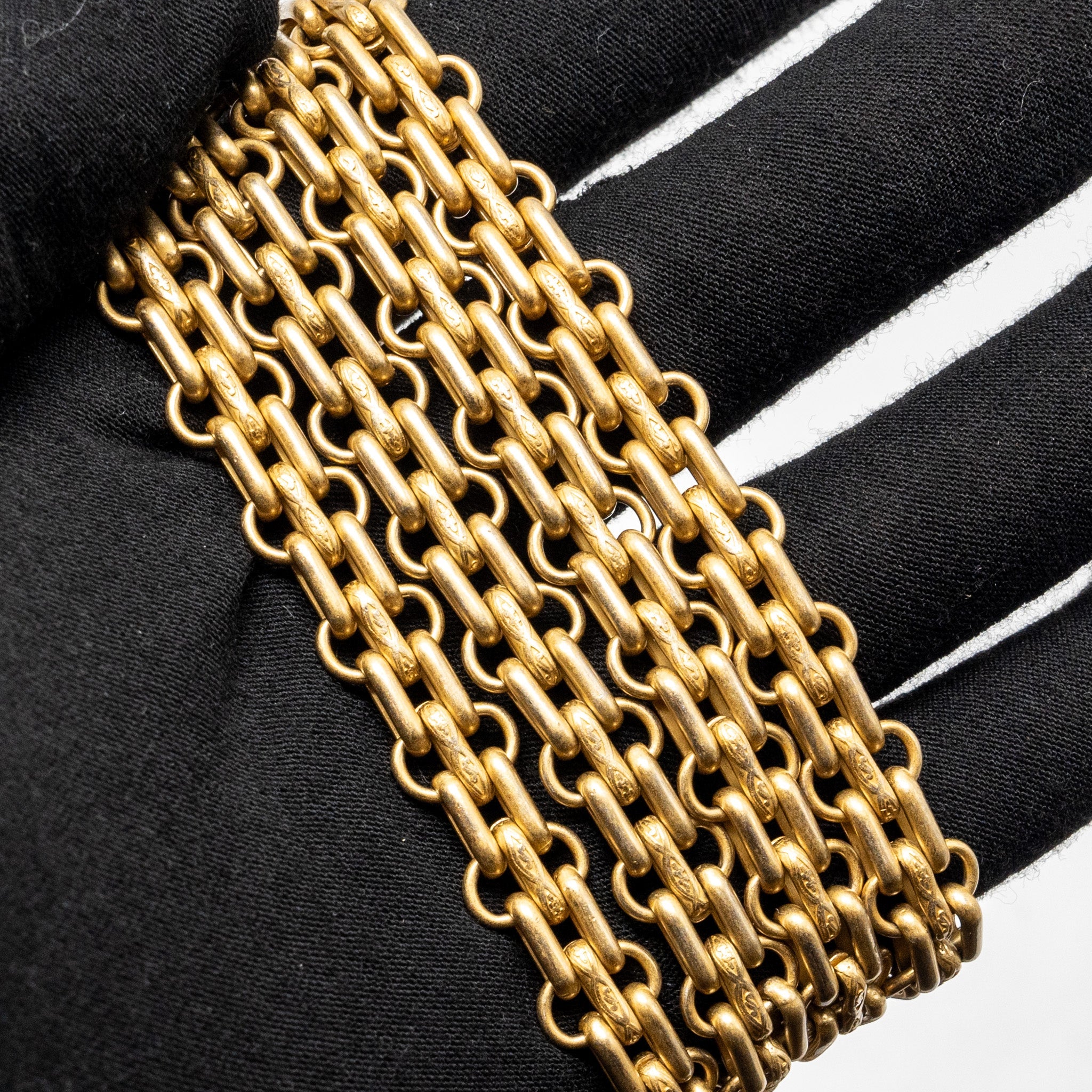 CHANEL CHEVRON 2.55 REISSUE WALLET ON CHAIN AGED CALFSKIN BLACK GHW (MICROCHIP)