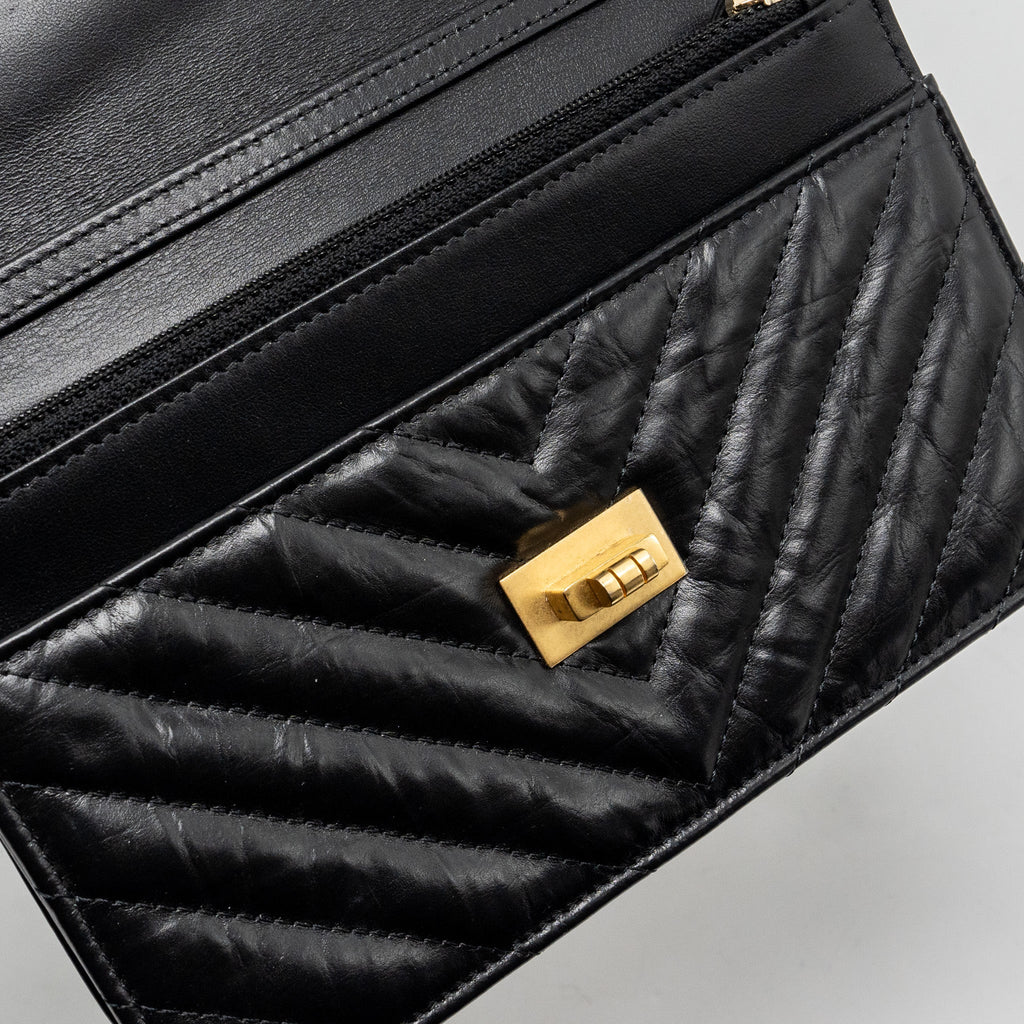CHANEL CHEVRON 2.55 REISSUE WALLET ON CHAIN AGED CALFSKIN BLACK GHW (MICROCHIP)