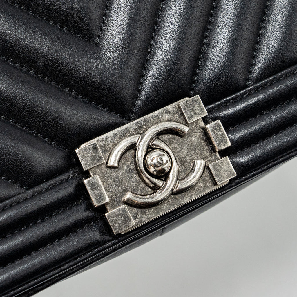 CHANEL MEDIUM CHEVRON BOY BAG LAMBSKIN BLACK RUTHENIUM HARDWARE