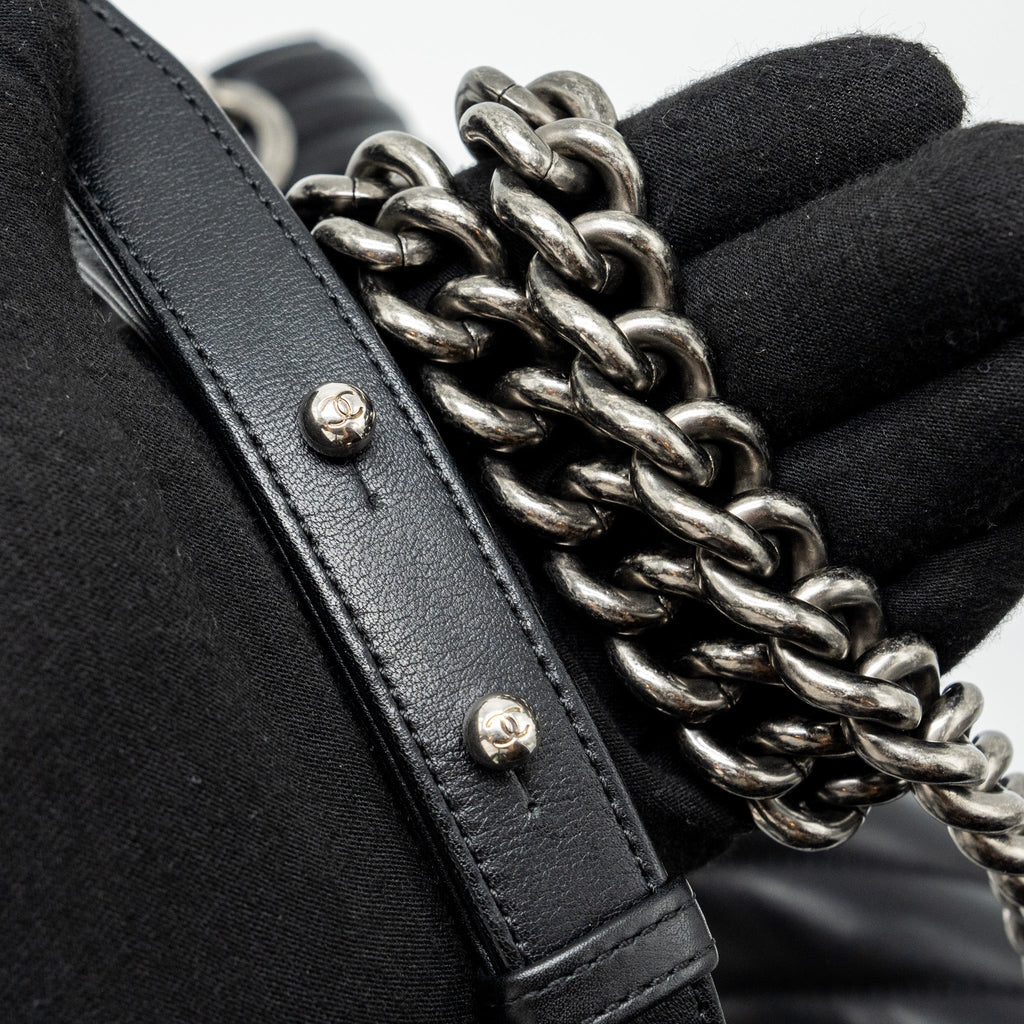 CHANEL MEDIUM CHEVRON BOY BAG LAMBSKIN BLACK RUTHENIUM HARDWARE
