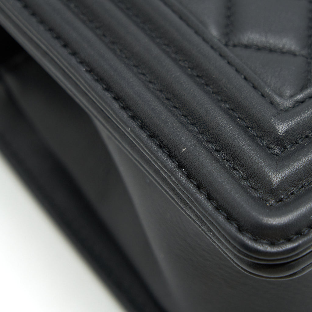 CHANEL MEDIUM BOY BLACK LAMBSKIN GHW