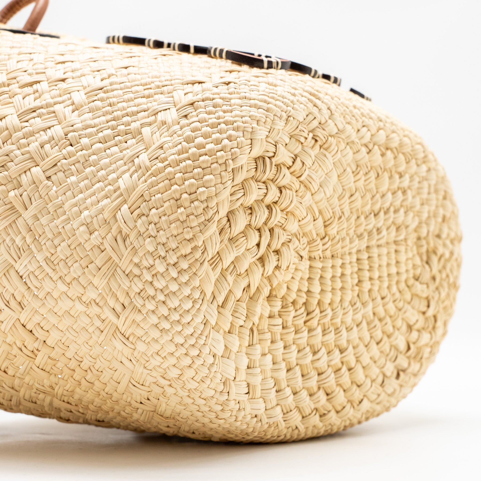 LOEWE ANAGRAM BUSKET SMALL BAG IRACA PALM/CALFSKIN NATURAL/TAN