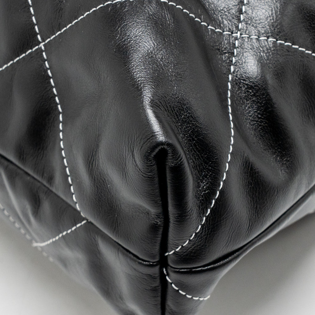 CHANEL MEDIUM 22 BAG WHITE STITCHING CALFSKIN BLACK GHW (MICROCHIP)