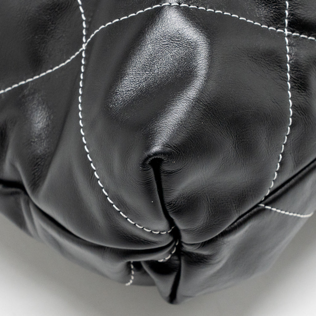 CHANEL MEDIUM 22 BAG WHITE STITCHING CALFSKIN BLACK GHW (MICROCHIP)
