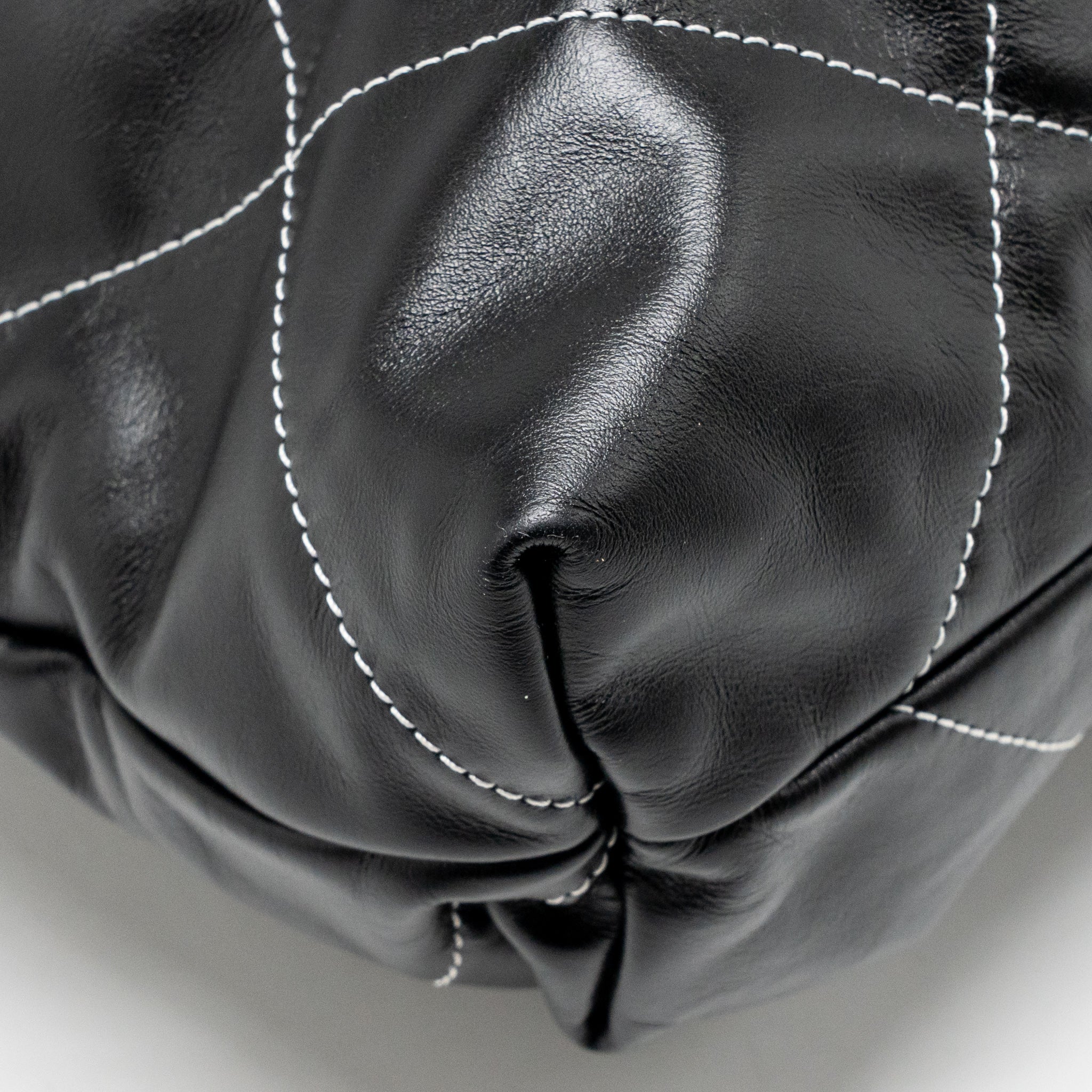 CHANEL MEDIUM 22 BAG WHITE STITCHING CALFSKIN BLACK GHW (MICROCHIP)