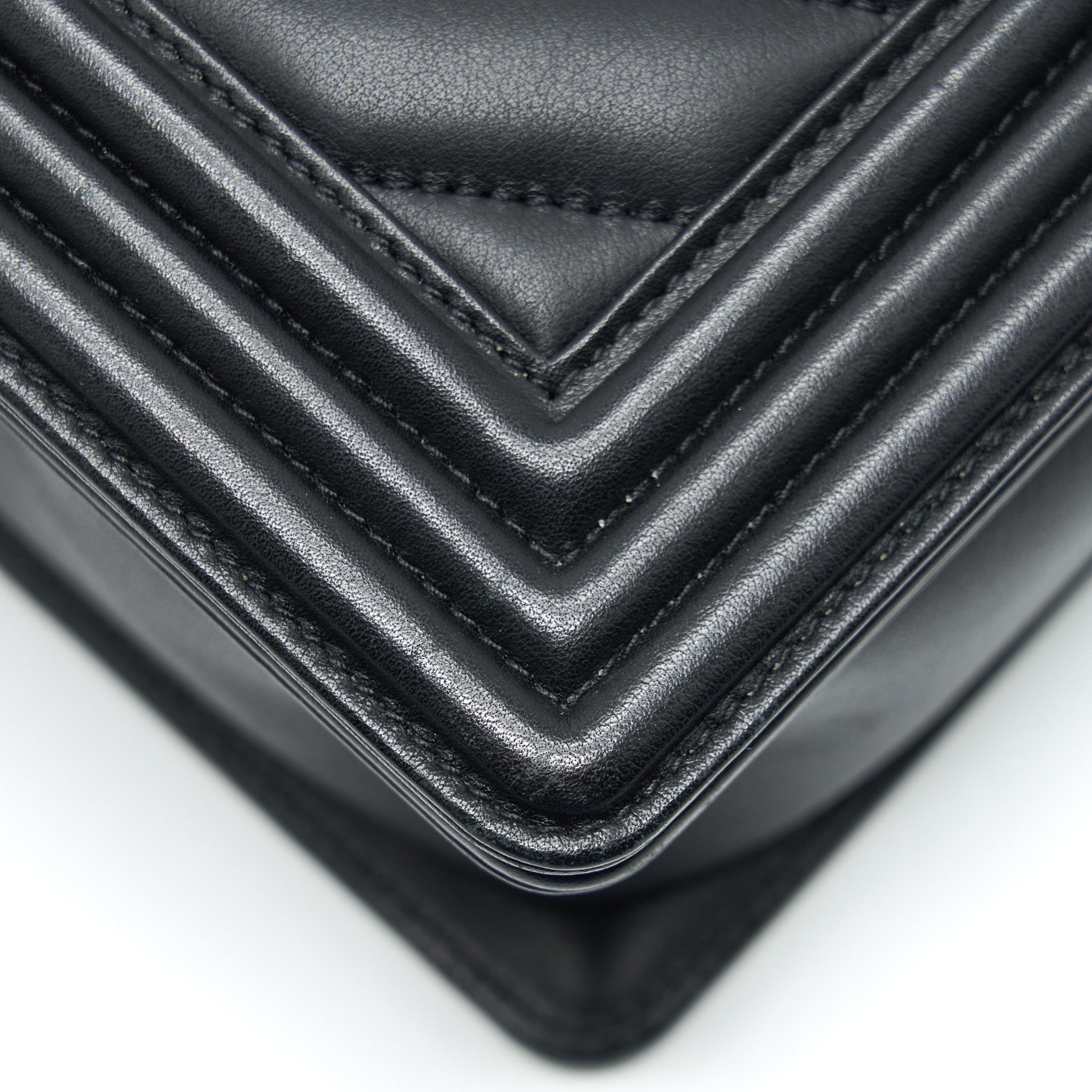 CHANEL NEW MEDIUM CHEVRON BOY BAG CALFSKIN BLACK RUTHENIUM HARDWARE