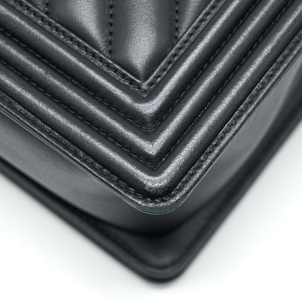 CHANEL NEW MEDIUM CHEVRON BOY BAG CALFSKIN BLACK RUTHENIUM HARDWARE