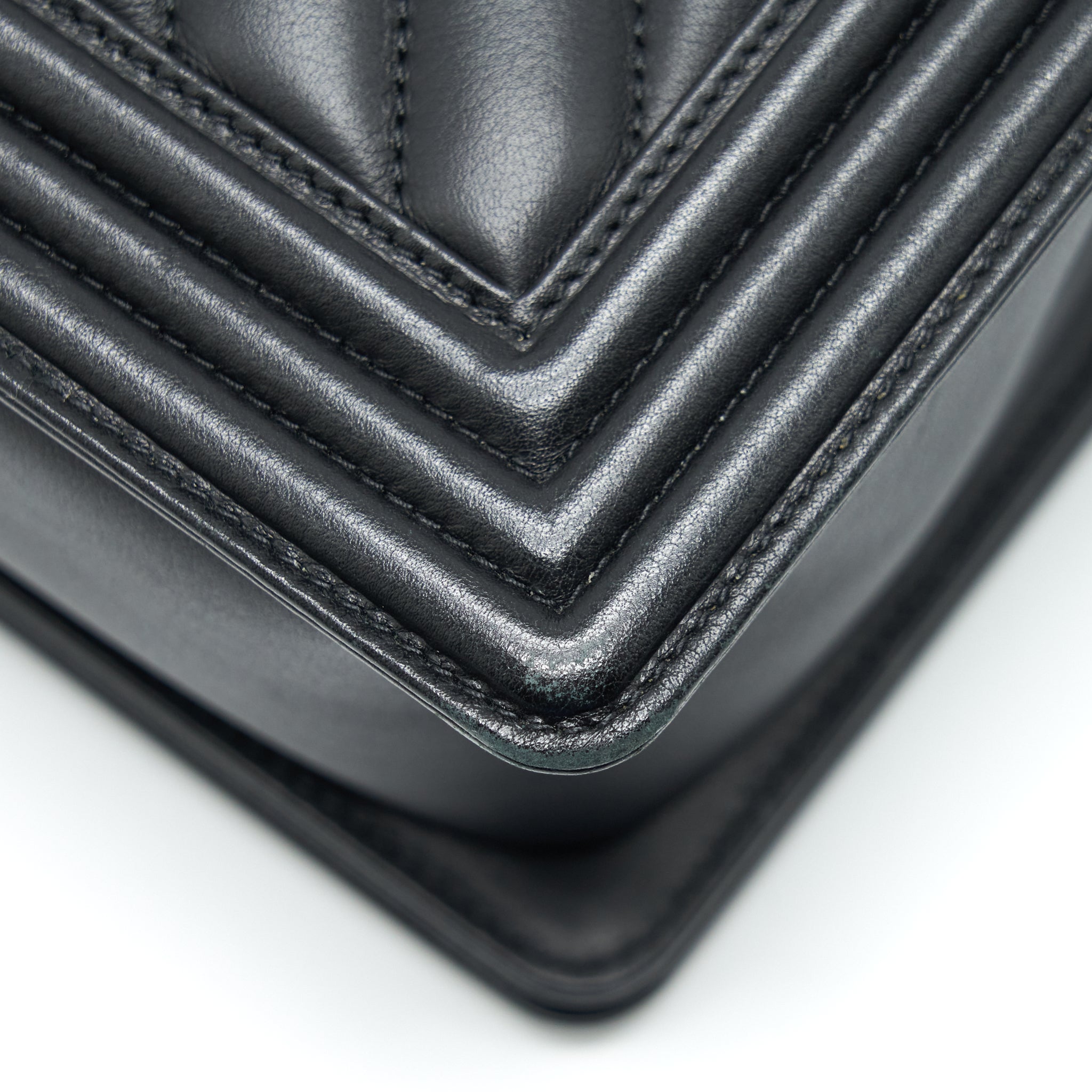 CHANEL NEW MEDIUM CHEVRON BOY BAG CALFSKIN BLACK RUTHENIUM HARDWARE
