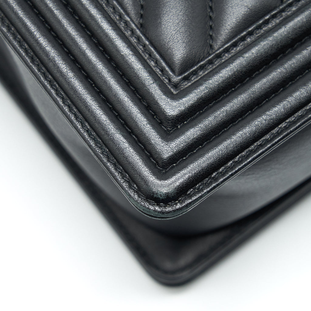 CHANEL NEW MEDIUM CHEVRON BOY BAG CALFSKIN BLACK RUTHENIUM HARDWARE