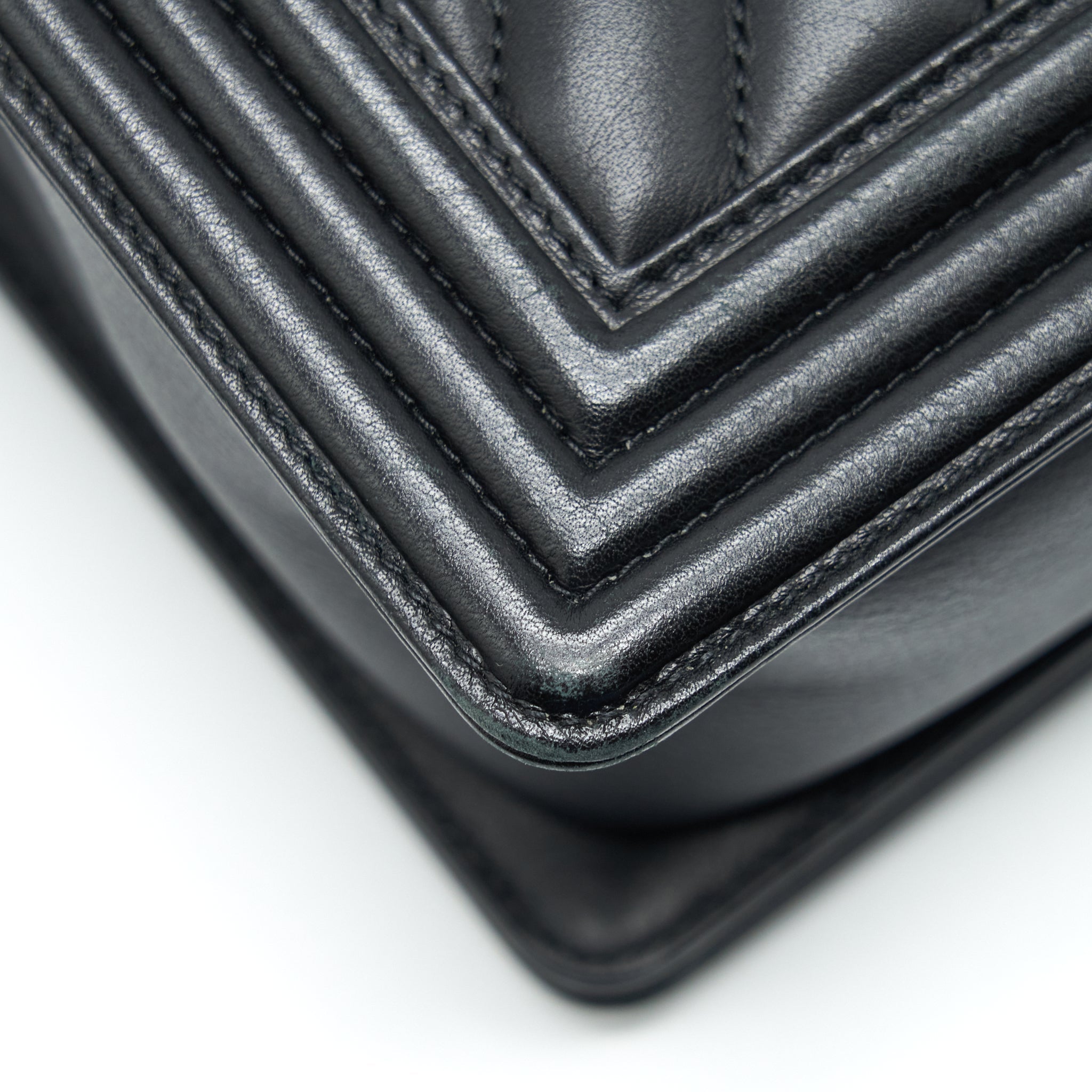 CHANEL NEW MEDIUM CHEVRON BOY BAG CALFSKIN BLACK RUTHENIUM HARDWARE