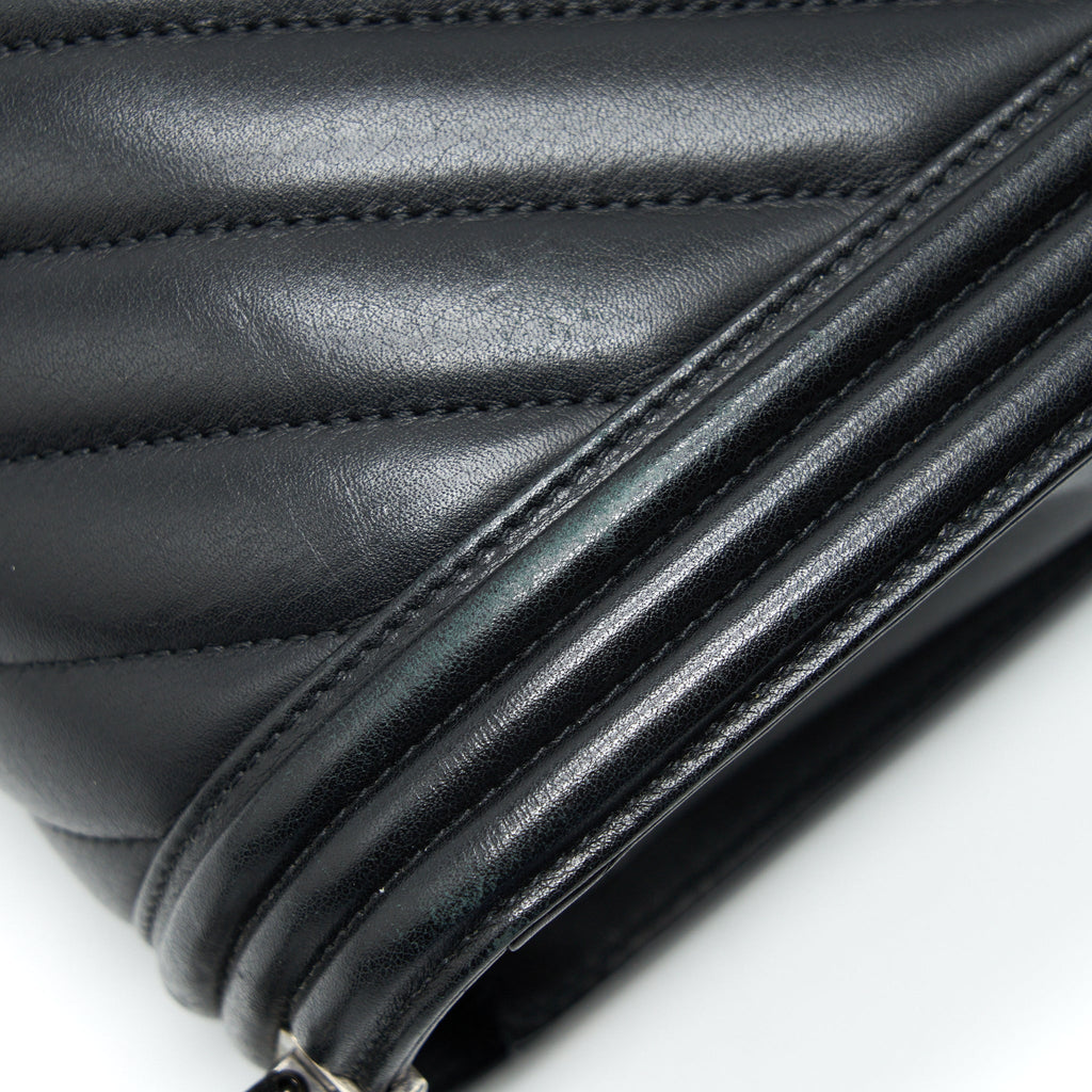 CHANEL NEW MEDIUM CHEVRON BOY BAG CALFSKIN BLACK RUTHENIUM HARDWARE