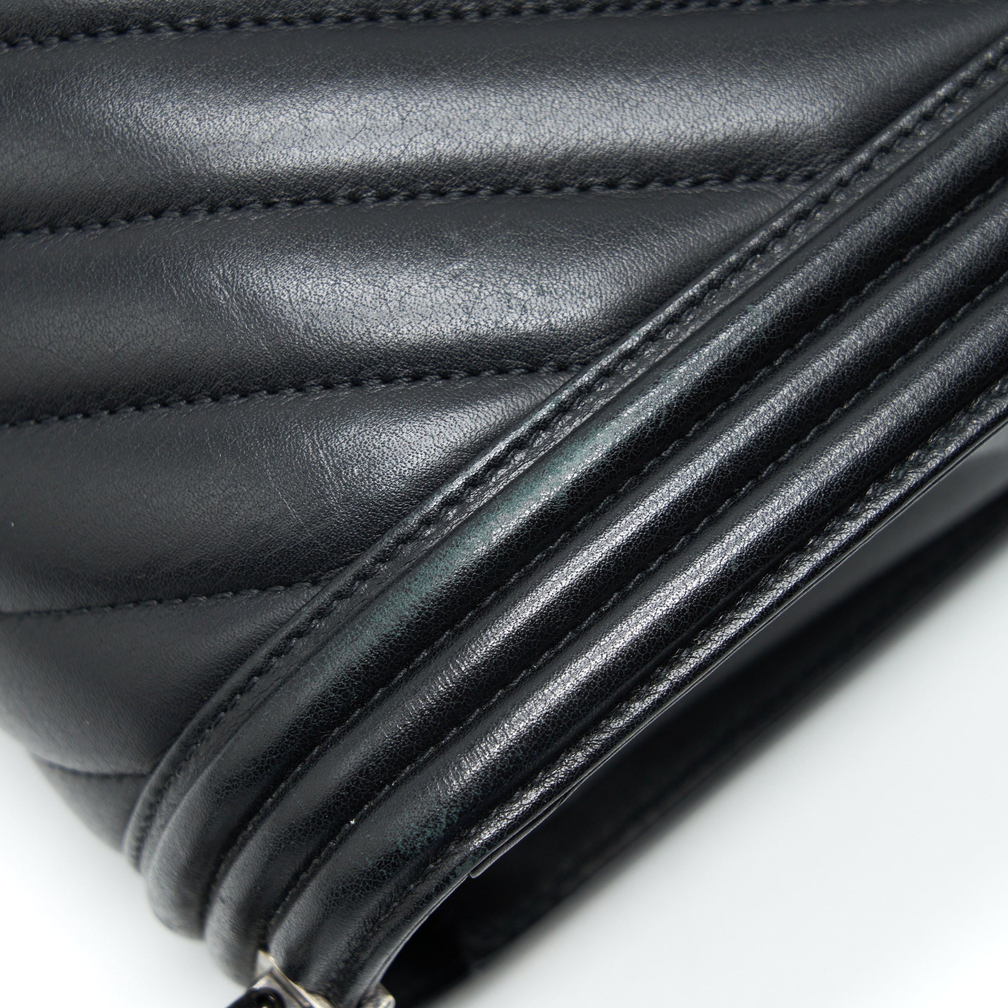 CHANEL NEW MEDIUM CHEVRON BOY BAG CALFSKIN BLACK RUTHENIUM HARDWARE
