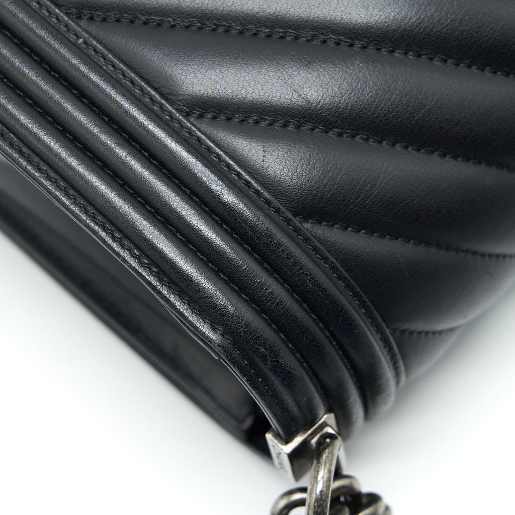 CHANEL NEW MEDIUM CHEVRON BOY BAG CALFSKIN BLACK RUTHENIUM HARDWARE