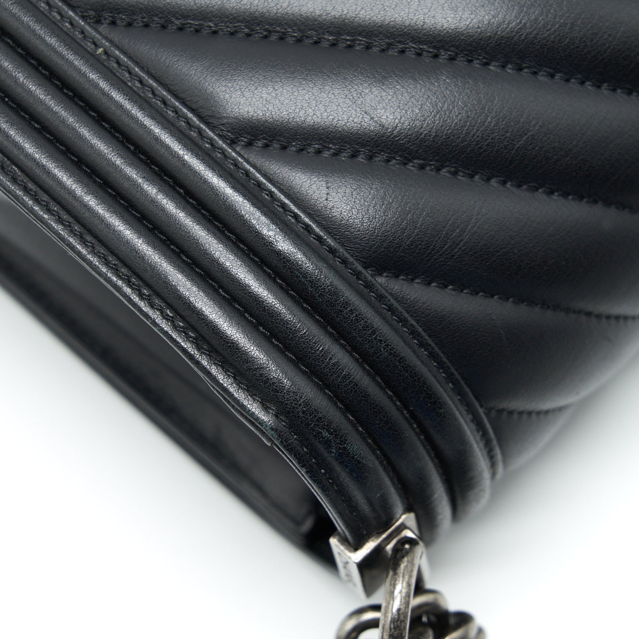 CHANEL NEW MEDIUM CHEVRON BOY BAG CALFSKIN BLACK RUTHENIUM HARDWARE