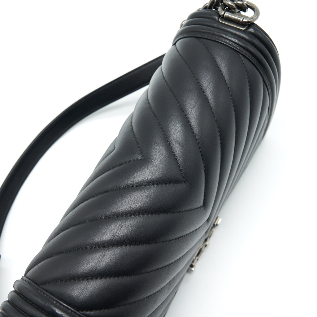 CHANEL NEW MEDIUM CHEVRON BOY BAG CALFSKIN BLACK RUTHENIUM HARDWARE