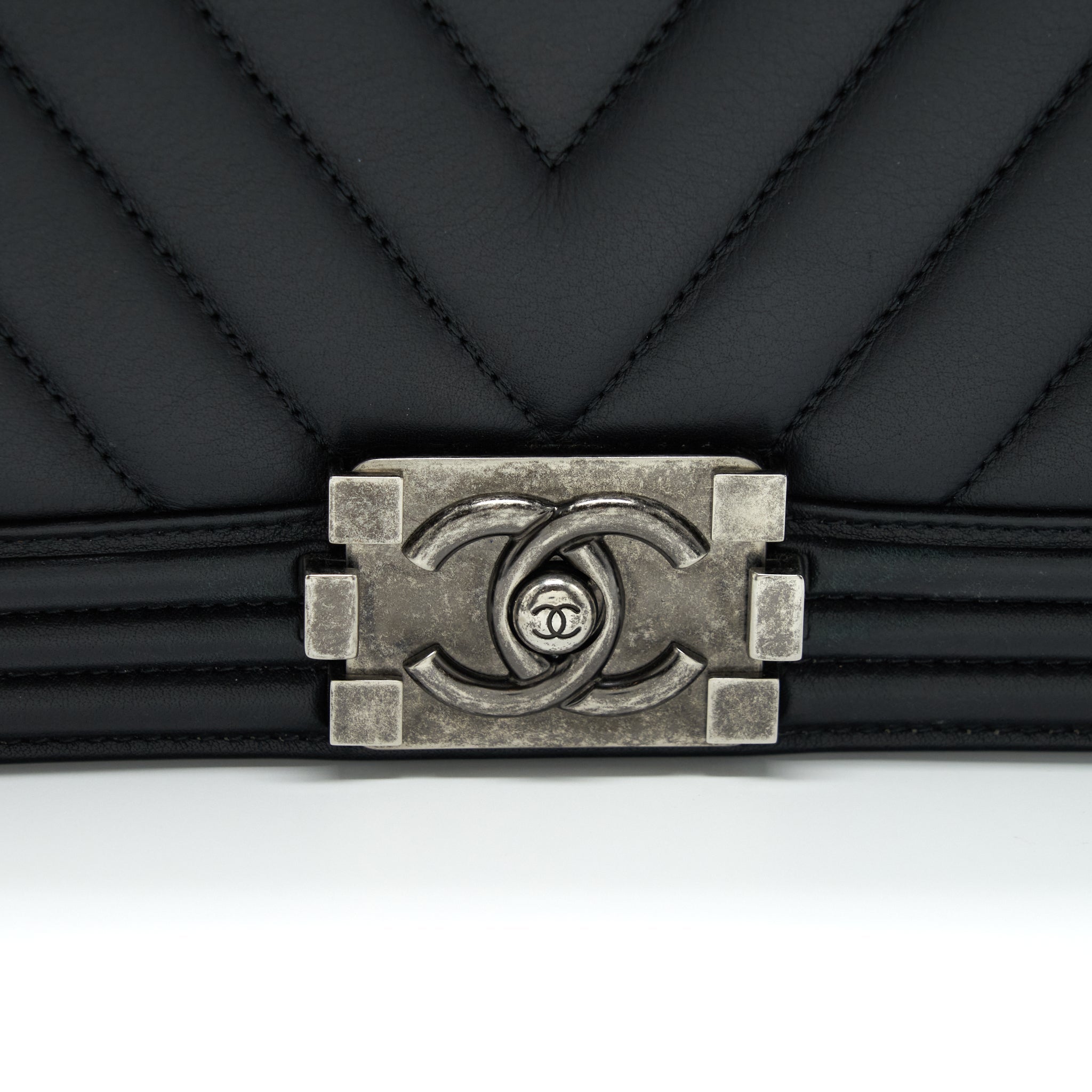CHANEL NEW MEDIUM CHEVRON BOY BAG CALFSKIN BLACK RUTHENIUM HARDWARE