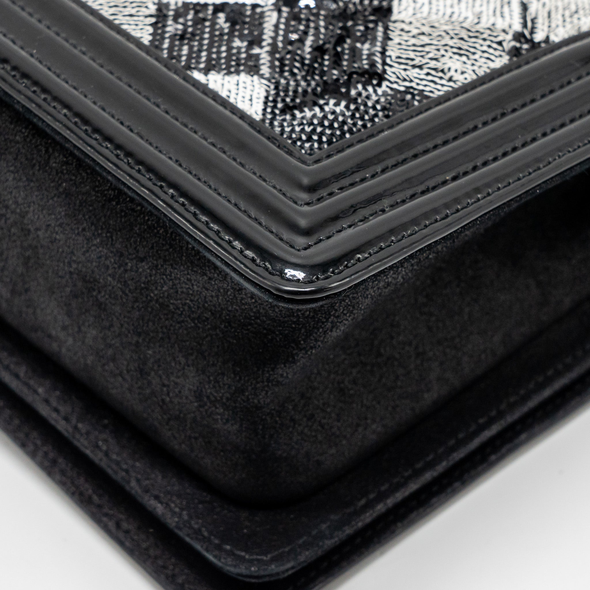 CHANEL MEDIUM BOY BAG SEQUIN/PATENT BLACK/WHITE SHW