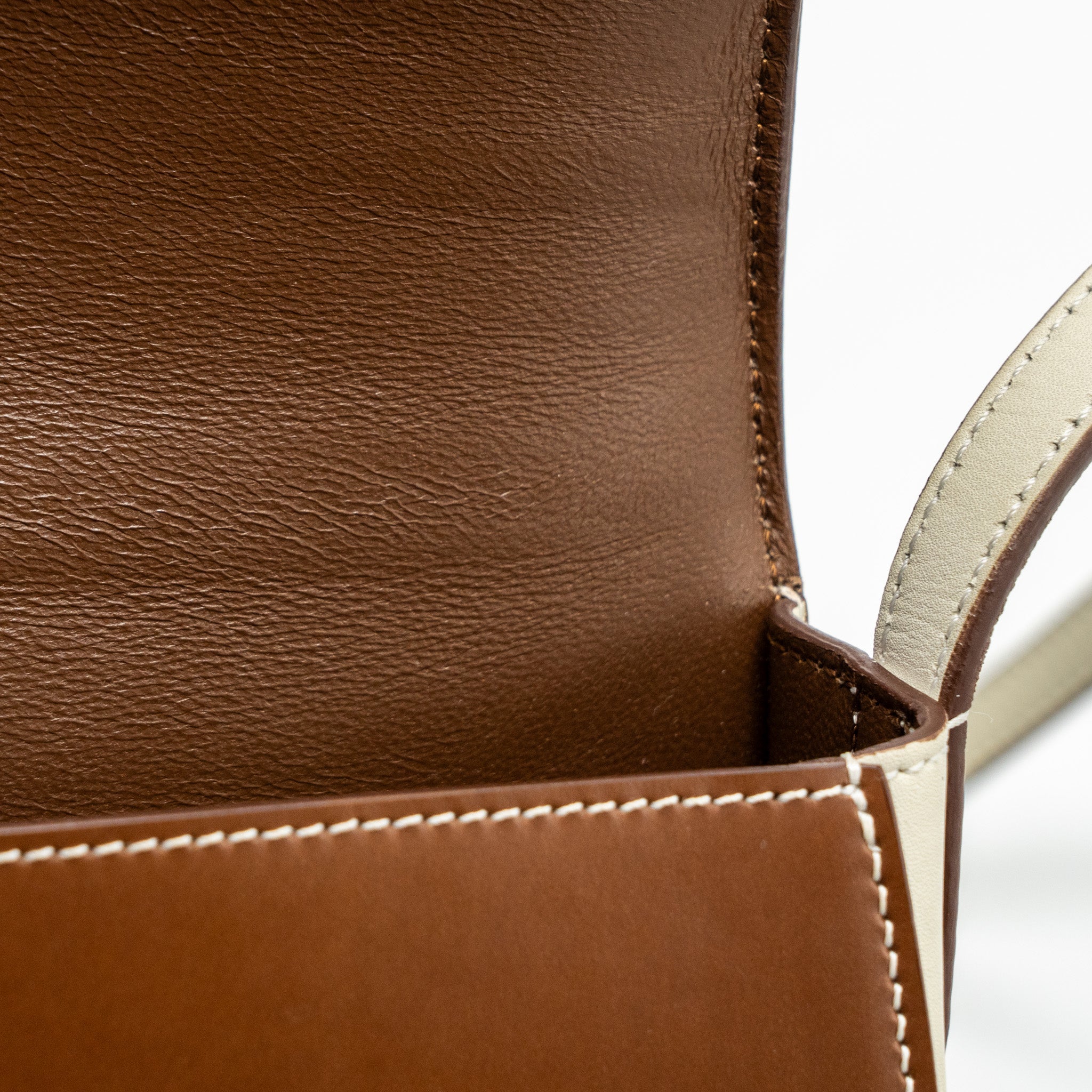 CELINE TROUTTEUR CROSSBODY BAG LEATHER CARAMEL / CREAM GHW
