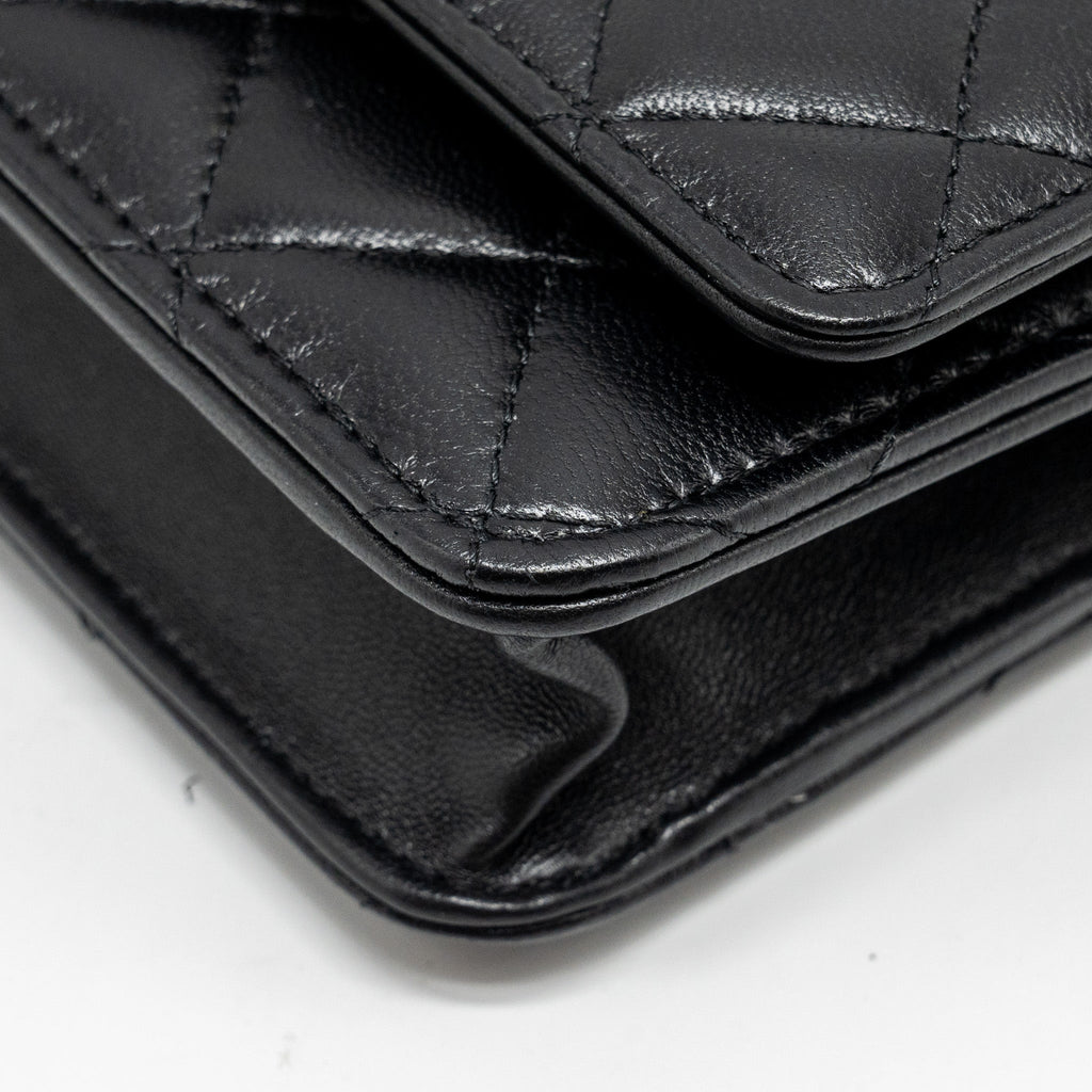 CHANEL PEARL DETAILED TOP HANDEL WALLET ON CHAIN LAMBSKIN BLACK LGHW (MICROCHIP)