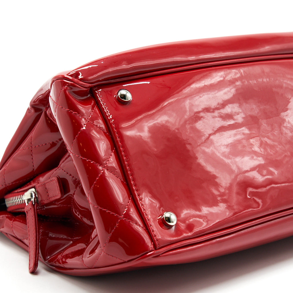 CHANEL PATENT LEATHER TOTE BAG WITH CHAIN IN RED SHW