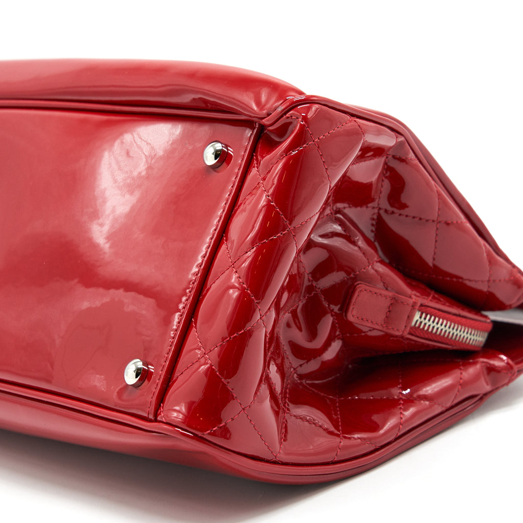 CHANEL PATENT LEATHER TOTE BAG WITH CHAIN IN RED SHW