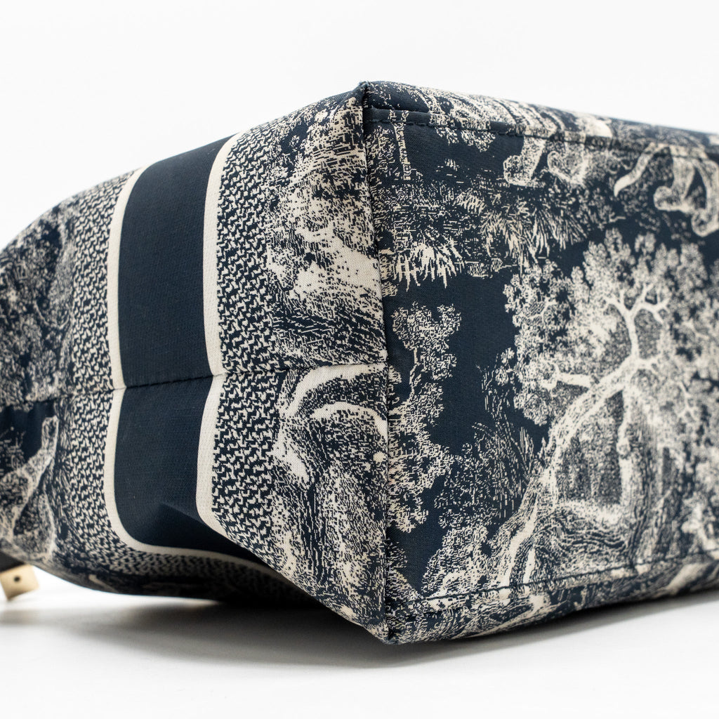 DIOR MEDIUM DIORTRAVEL NOMAD POUCH TOILE DE JOUY REVERSE TECHNICAL FABRIC BLUE LGHW