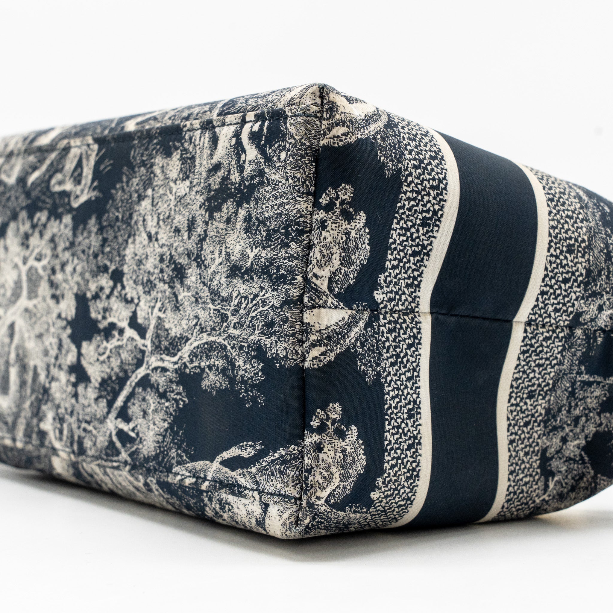 DIOR MEDIUM DIORTRAVEL NOMAD POUCH TOILE DE JOUY REVERSE TECHNICAL FABRIC BLUE LGHW