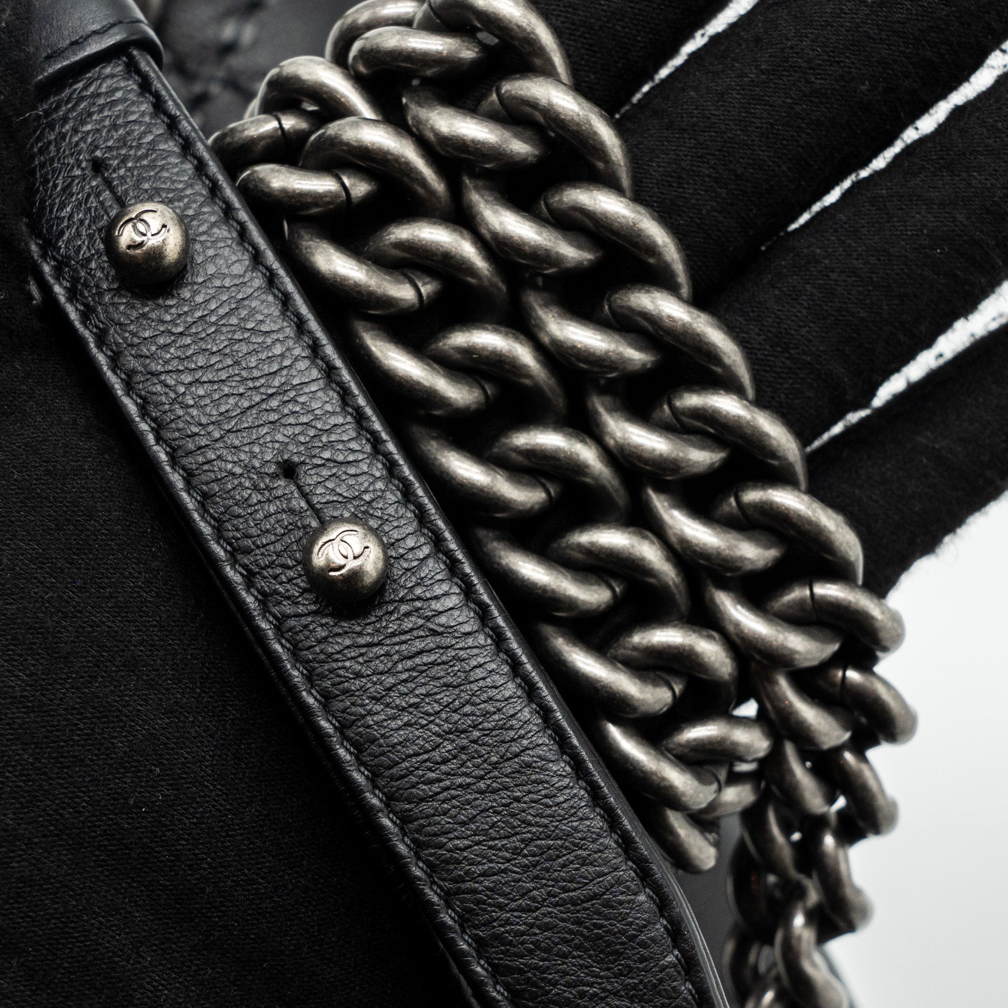 CHANEL MEDIUM BOY BAG CALFSKIN BLACK RUTHENIUM HARDWARE