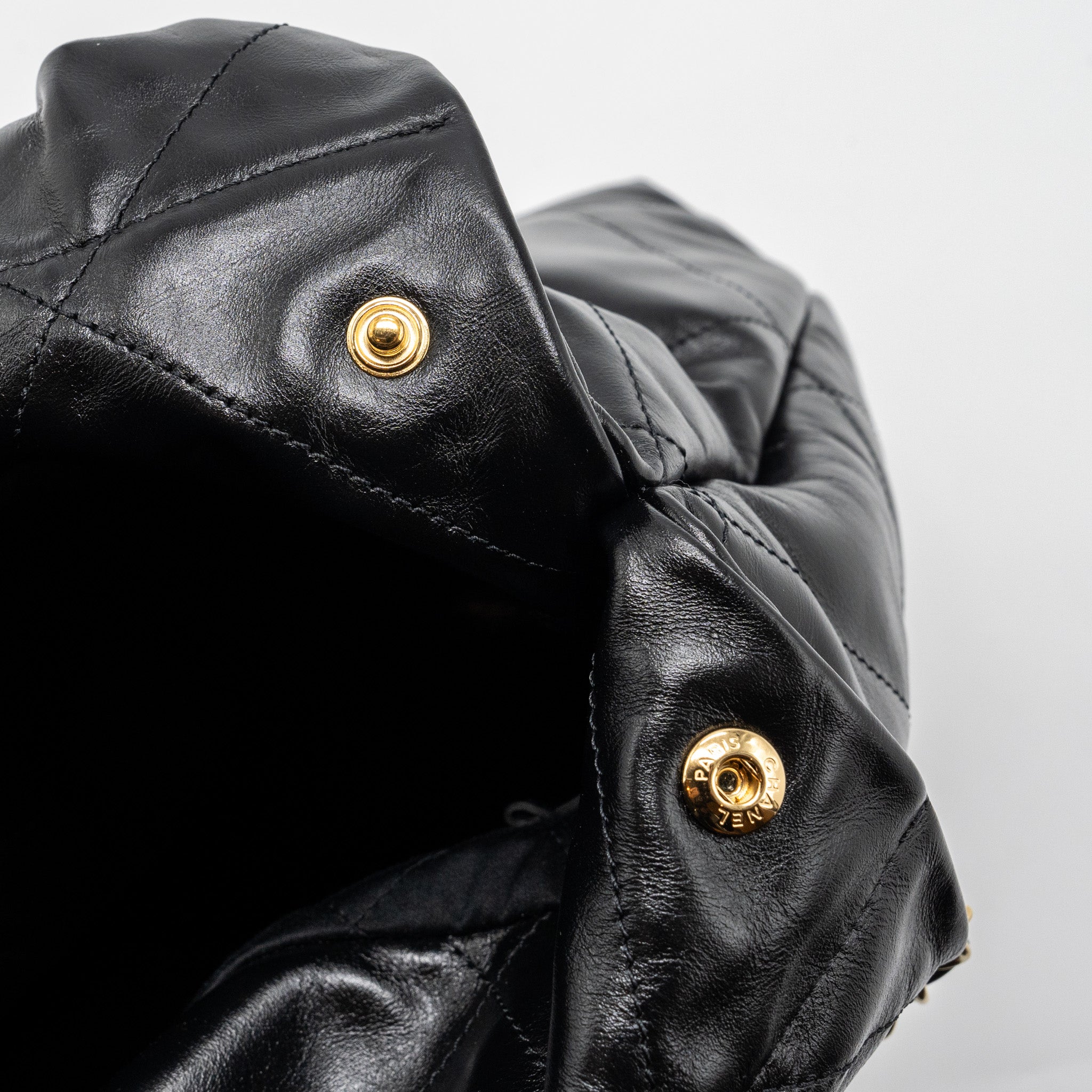 CHANEL MEDIUM 22 BAG GOLD LETTER SHINY CALFSKIN BLACK GHW(MICROCHIP)