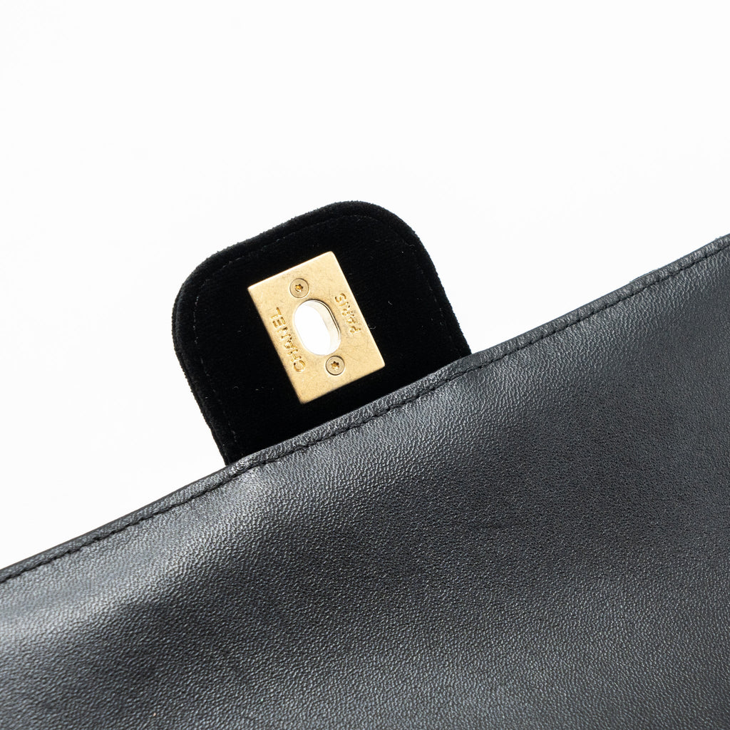 CHANEL 22B CHANEL ON CHAINS SQUARE FLAP BAG VELVET BLACK GHW (MICROCHIP)
