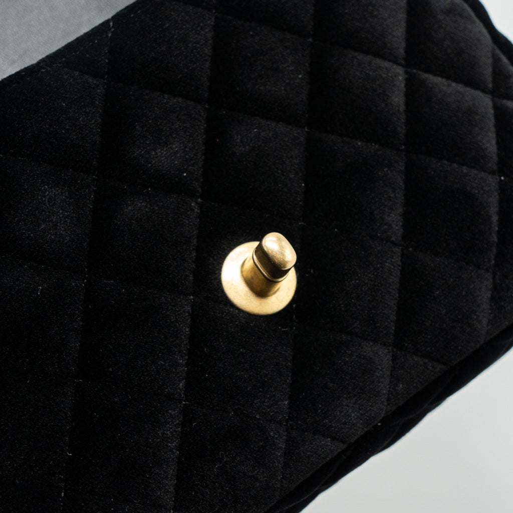 CHANEL 22B CHANEL ON CHAINS SQUARE FLAP BAG VELVET BLACK GHW (MICROCHIP)