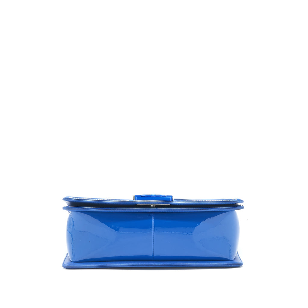 CHANEL MEDIUM BOY CHANEL PATENT LEATHER ELECTRIC BLUE WITH SHW
