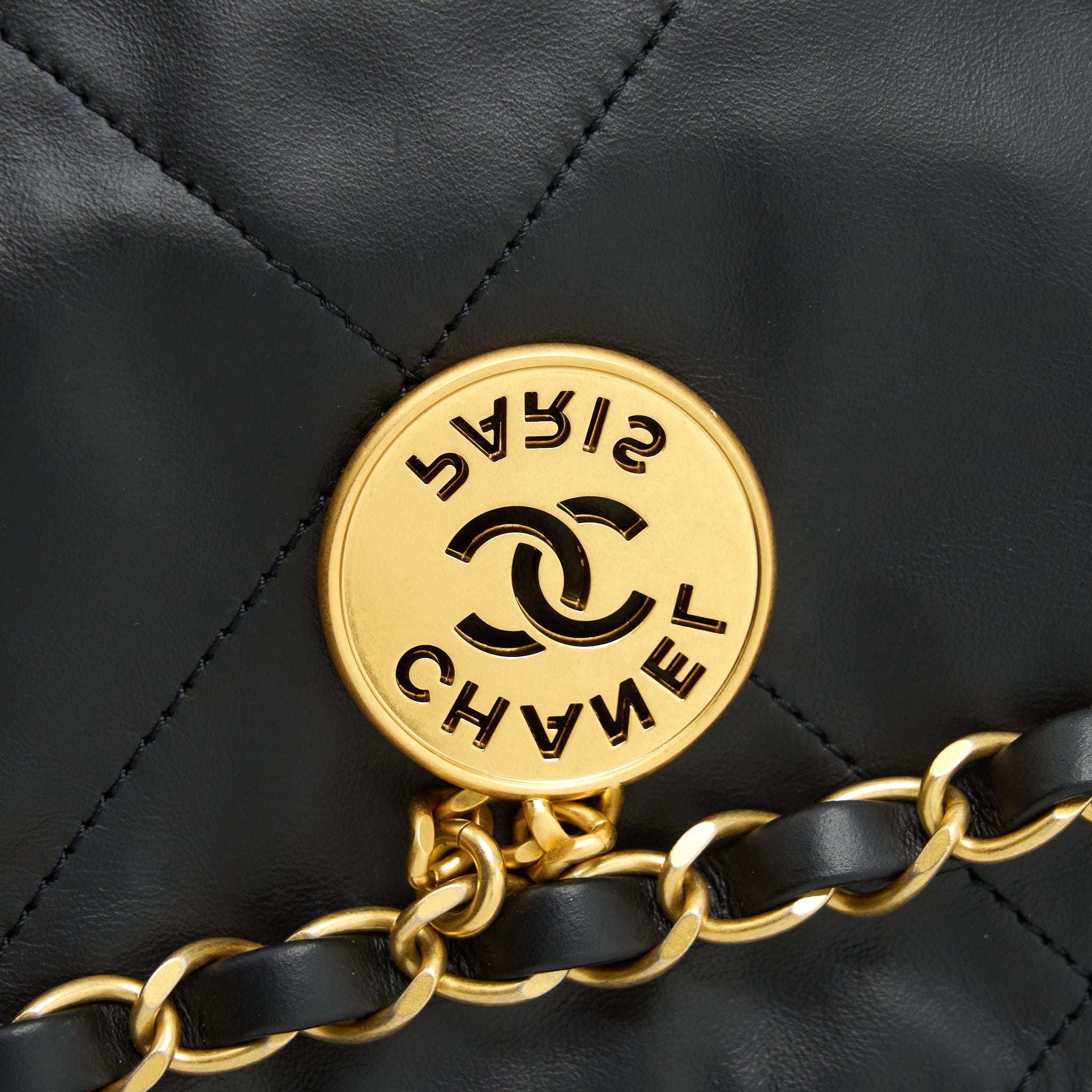 CHANEL 22 HANDBAG SHINY CALFSKIN BLACK GHW (MICROCHIP)
