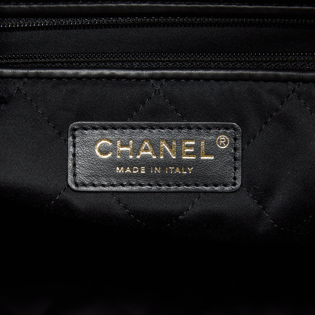 CHANEL 22 HANDBAG SHINY CALFSKIN BLACK GHW (MICROCHIP)