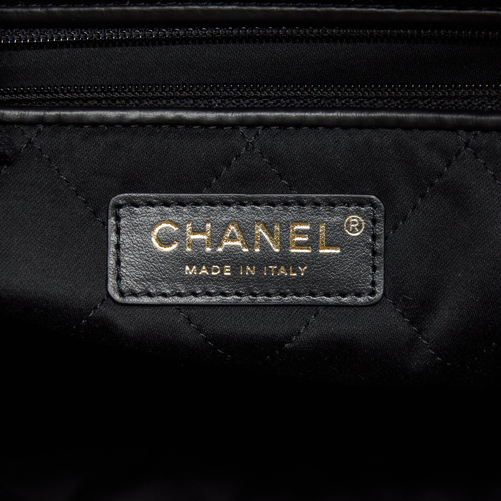 CHANEL 22 HANDBAG SHINY CALFSKIN BLACK GHW (MICROCHIP)