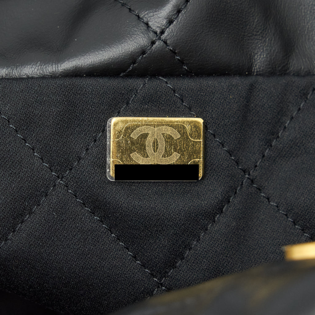 CHANEL 22 HANDBAG SHINY CALFSKIN BLACK GHW (MICROCHIP)