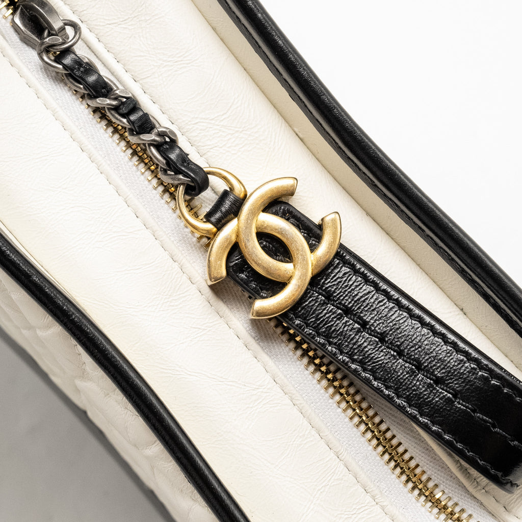 CHANEL SMALL CHEVRON GABRIELLE HOBO BAG CALFSKIN WHITE/BLACK MULTICOLOUR HARDWARE