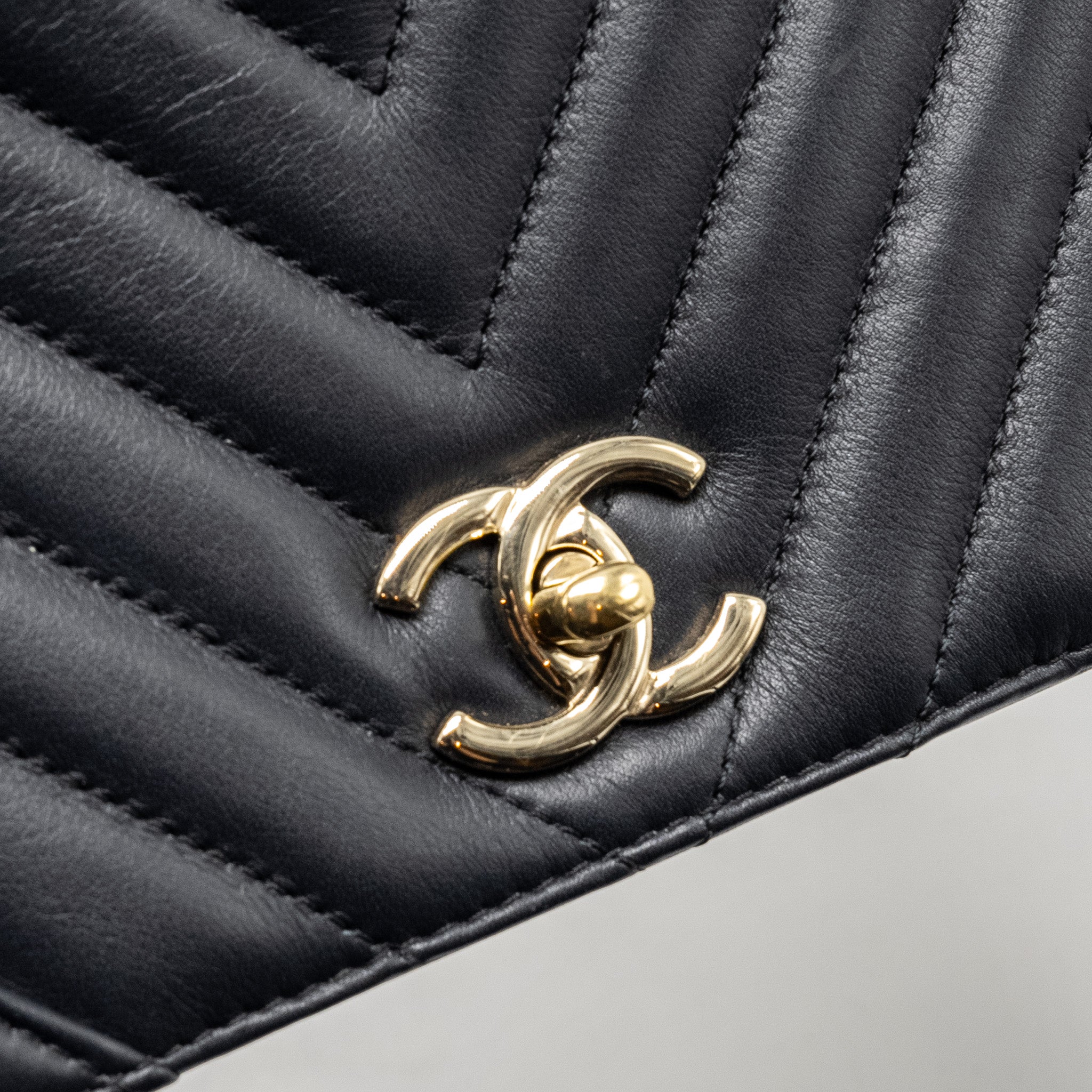 CHANEL SEASONAL CHEVRON FLAP BAG CALFSKIN DARK NAVY LGHW